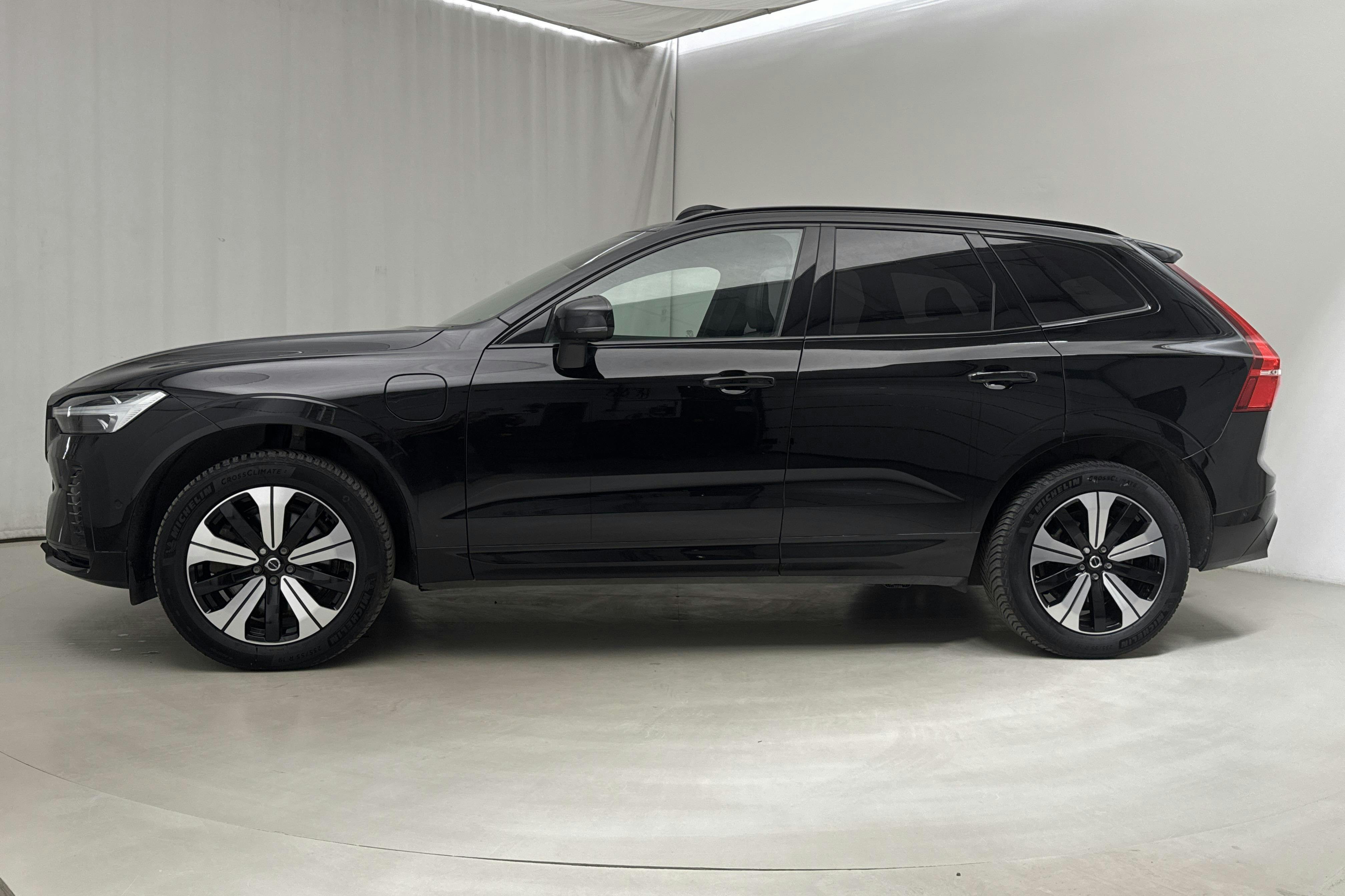 Volvo XC60 T6 AWD Recharge (350hk) - 8 471 mil - Automat - svart - 2023
