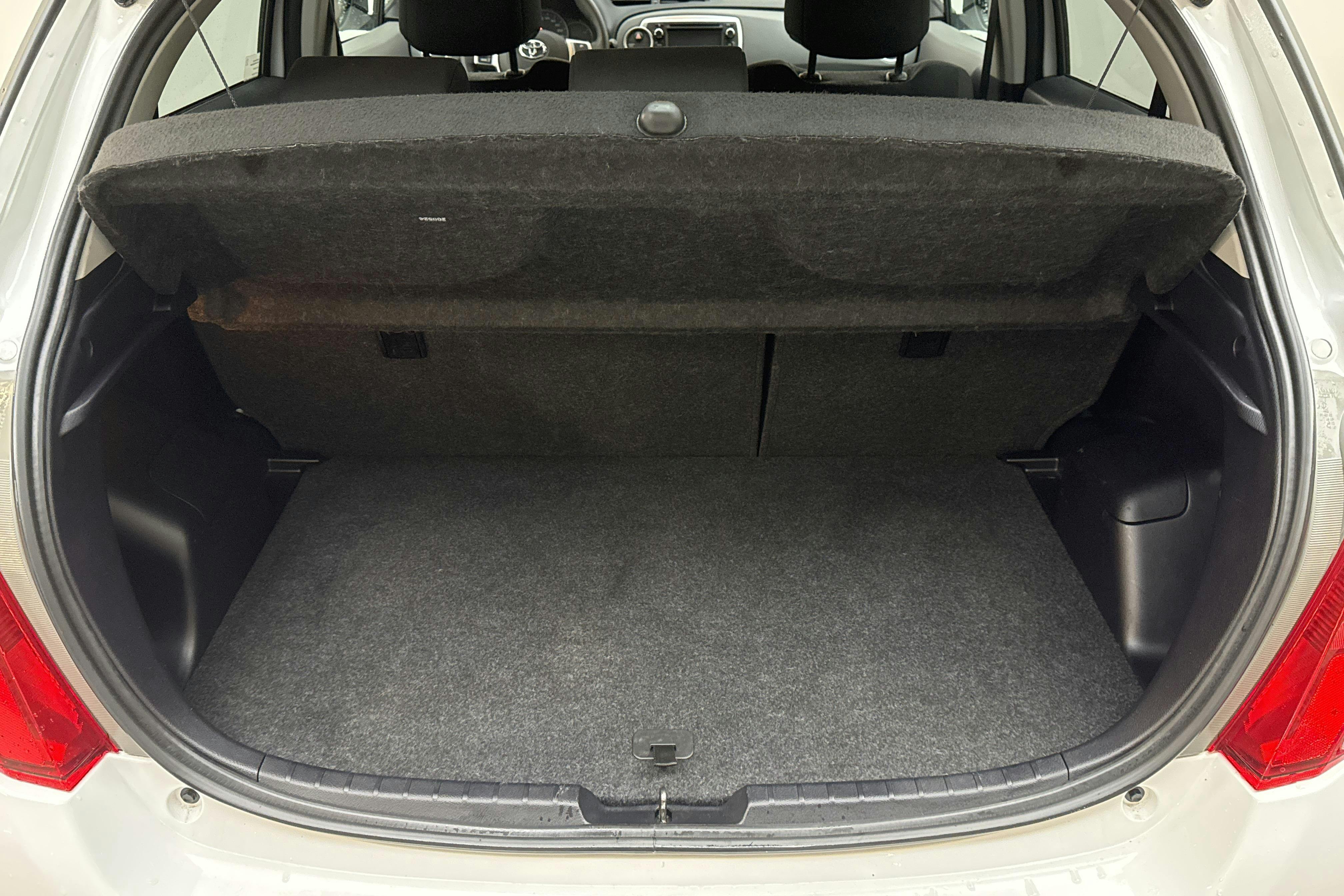Toyota Yaris 1.33 5dr (100hk) - 56 390 km - Manual - white - 2014