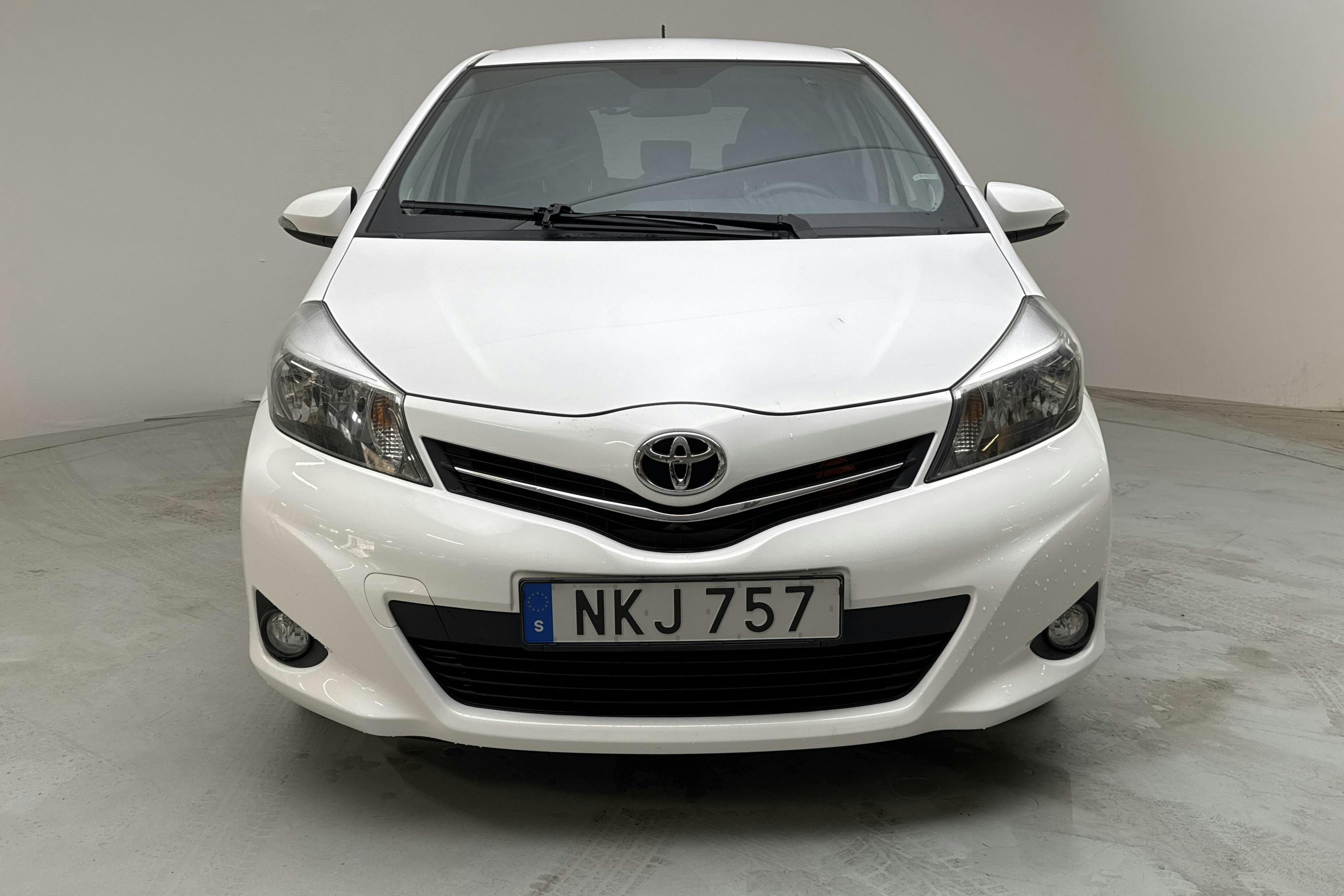 Toyota Yaris 1.33 5dr (100hk) - 5 639 mil - Manuell - vit - 2014