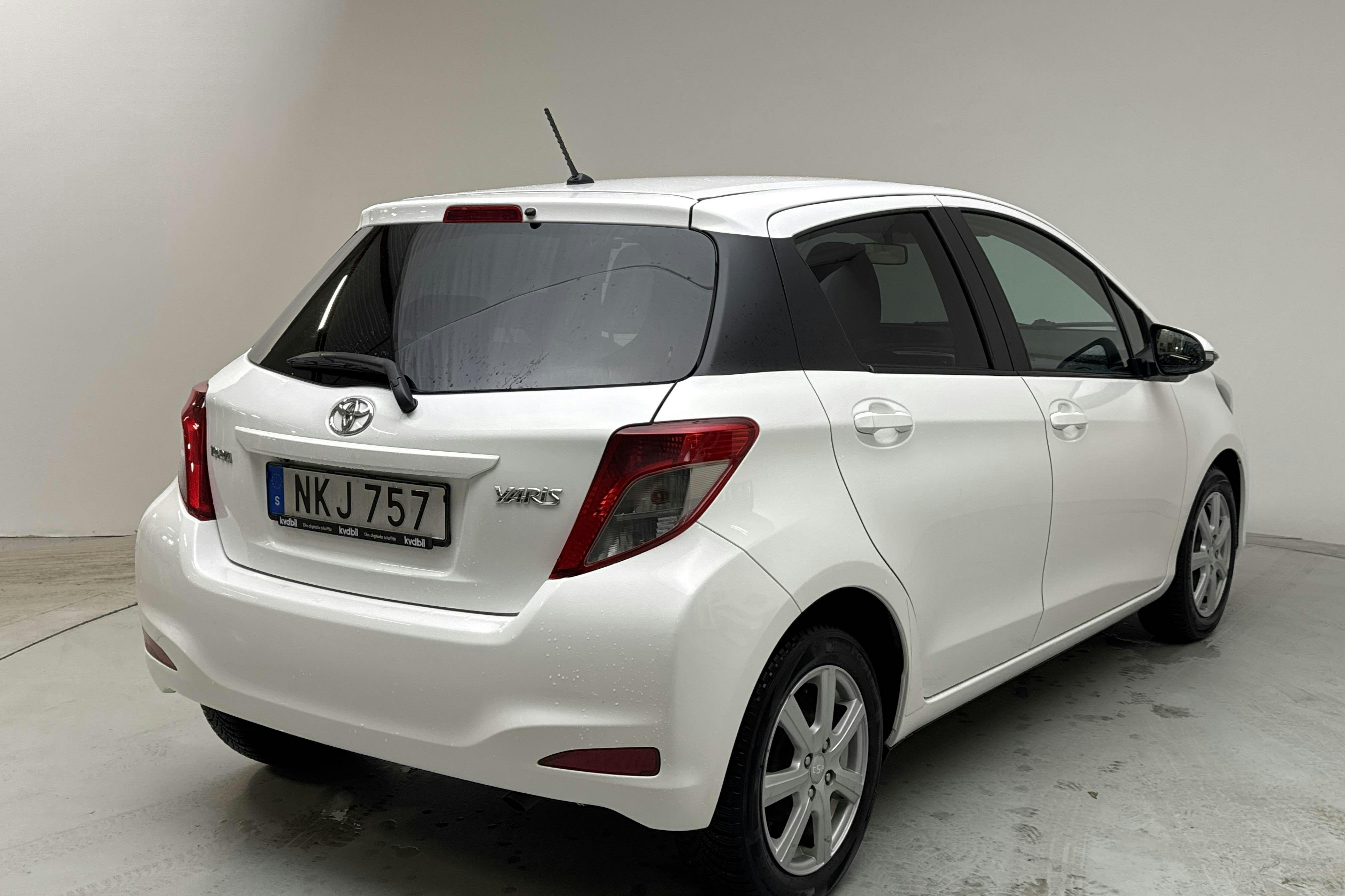Toyota Yaris 1.33 5dr (100hk) - 5 639 mil - Manuell - vit - 2014