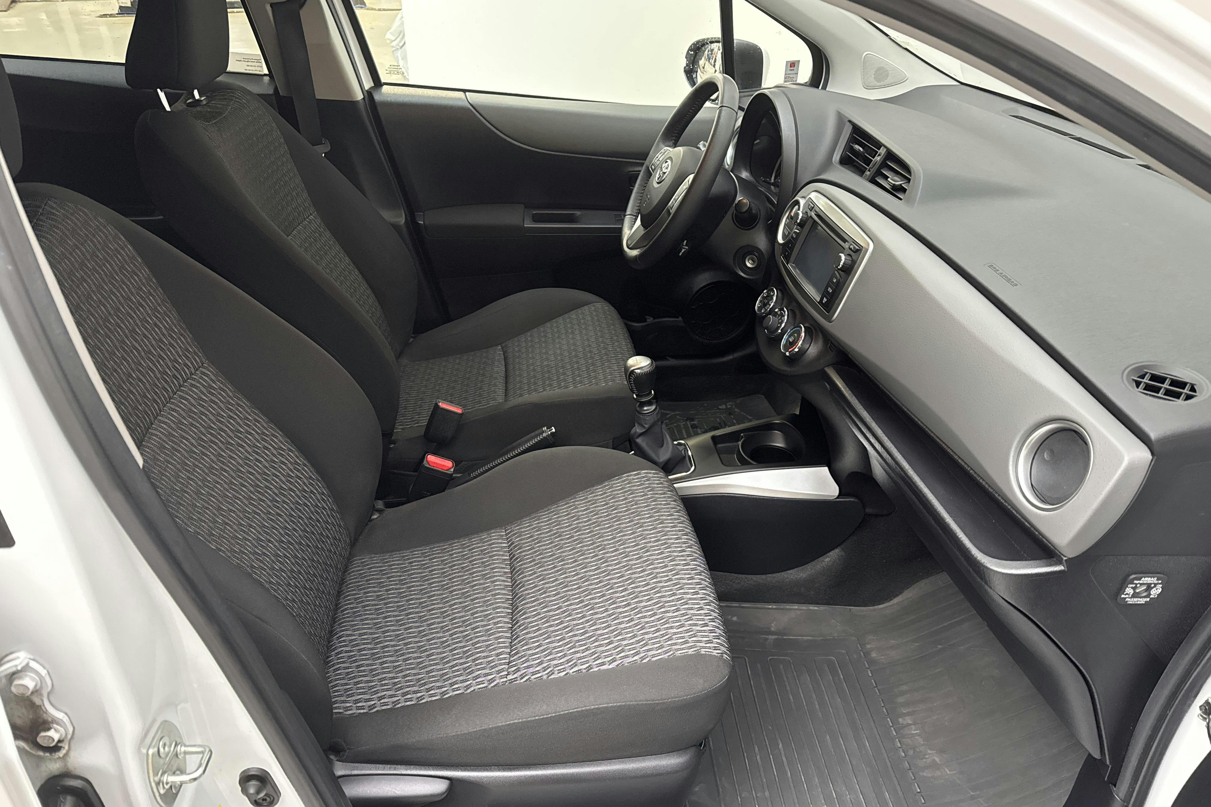 Toyota Yaris 1.33 5dr (100hk) - 56 390 km - Manual - white - 2014