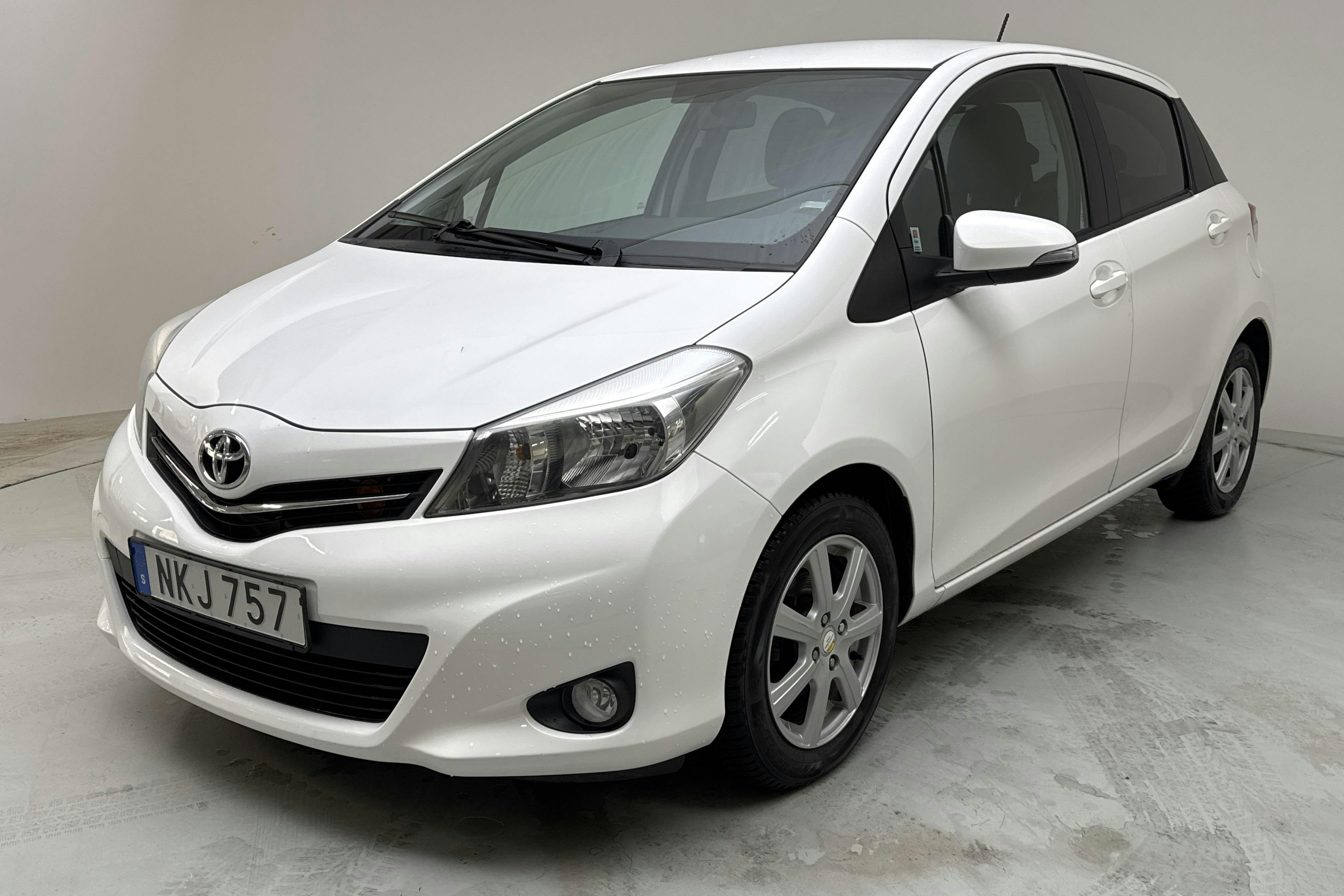 Toyota Yaris 1.33 5dr (100hk) - 56 390 km - Manual - white - 2014
