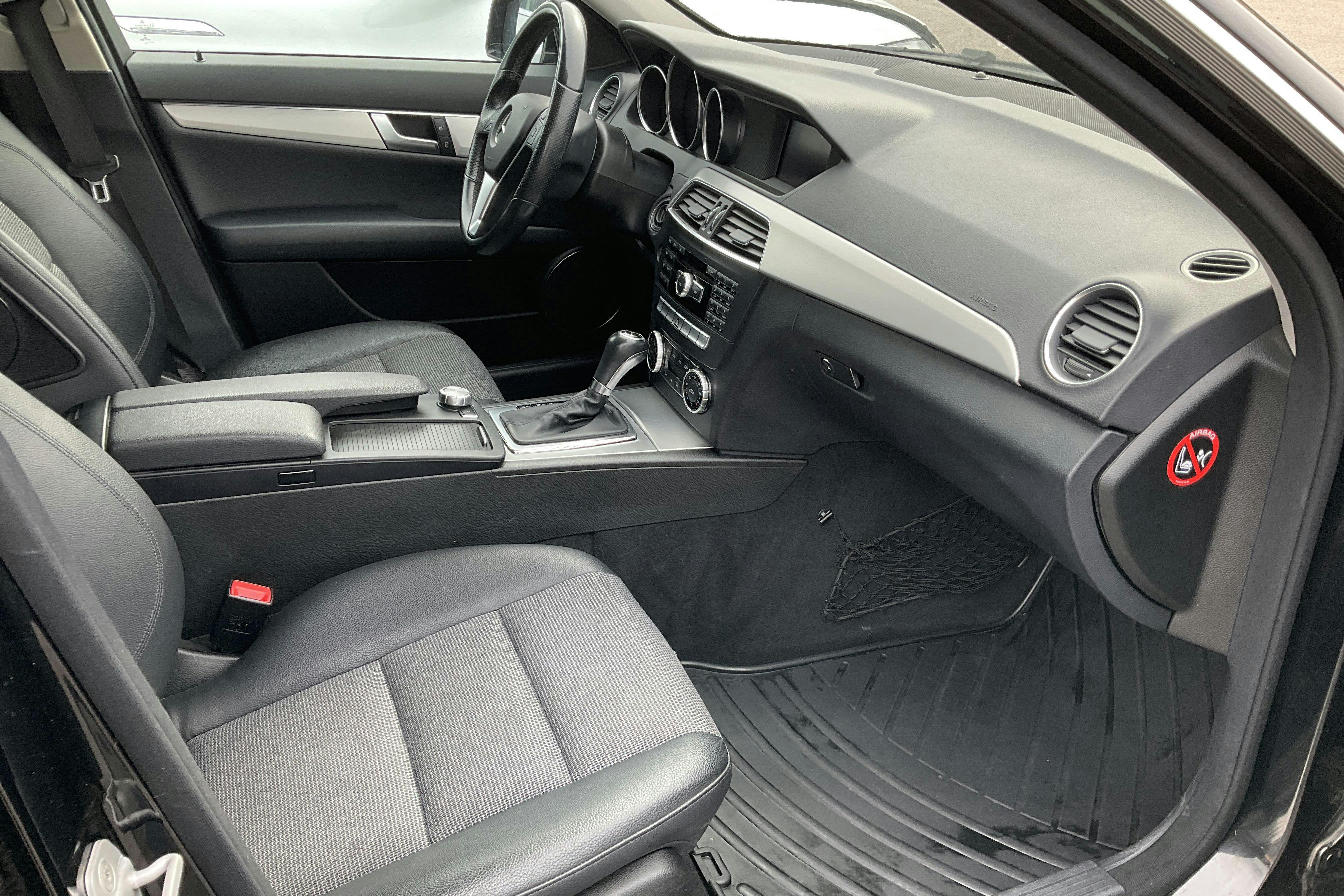 Mercedes C 220 CDI Kombi BlueEfficiency S204 (170hk) - 247 120 km - Automatic - black - 2014