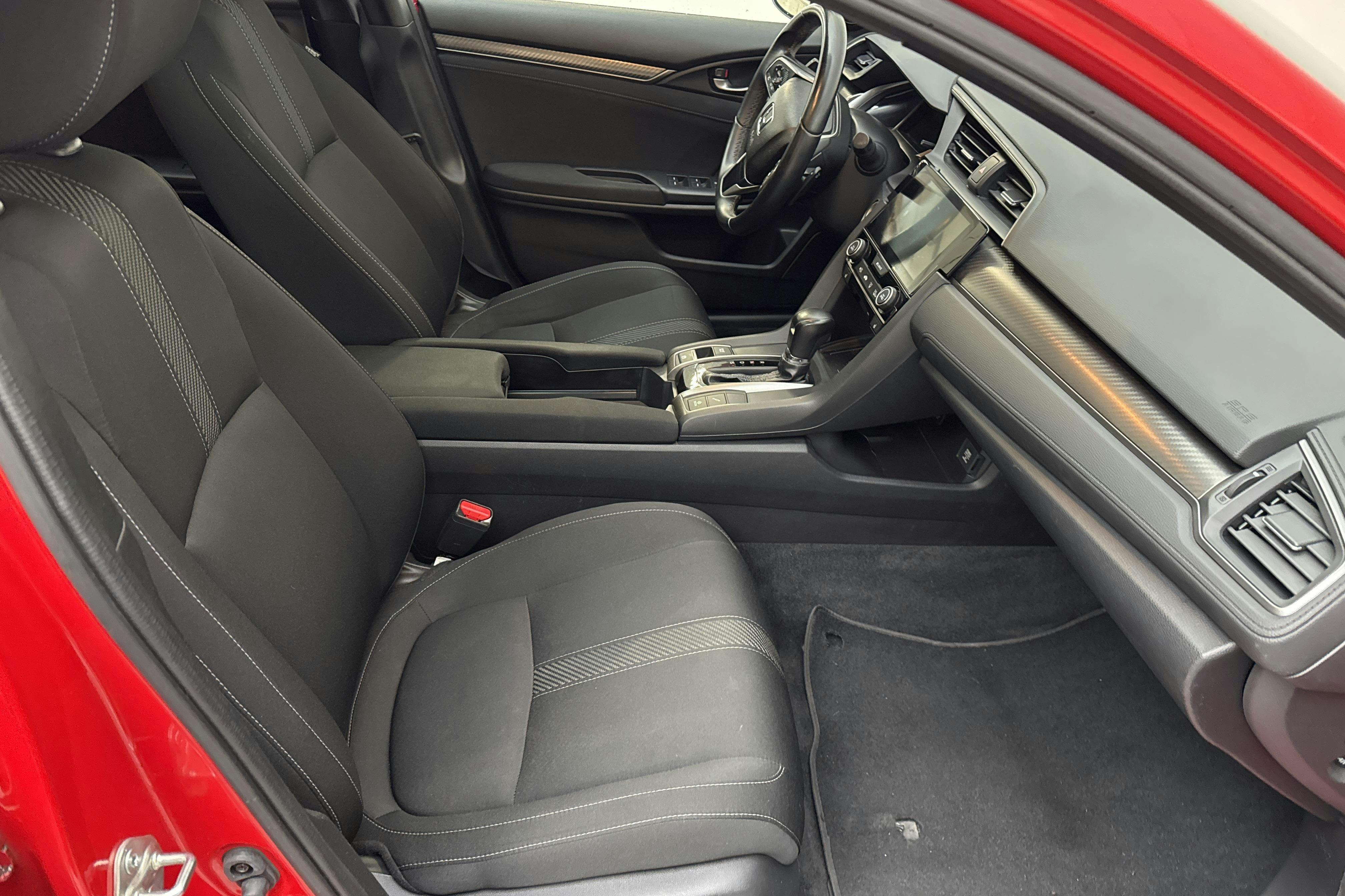 Honda Civic 1.5 i-VTEC 5dr (182hk) - 4 696 mil - Automat - röd - 2017
