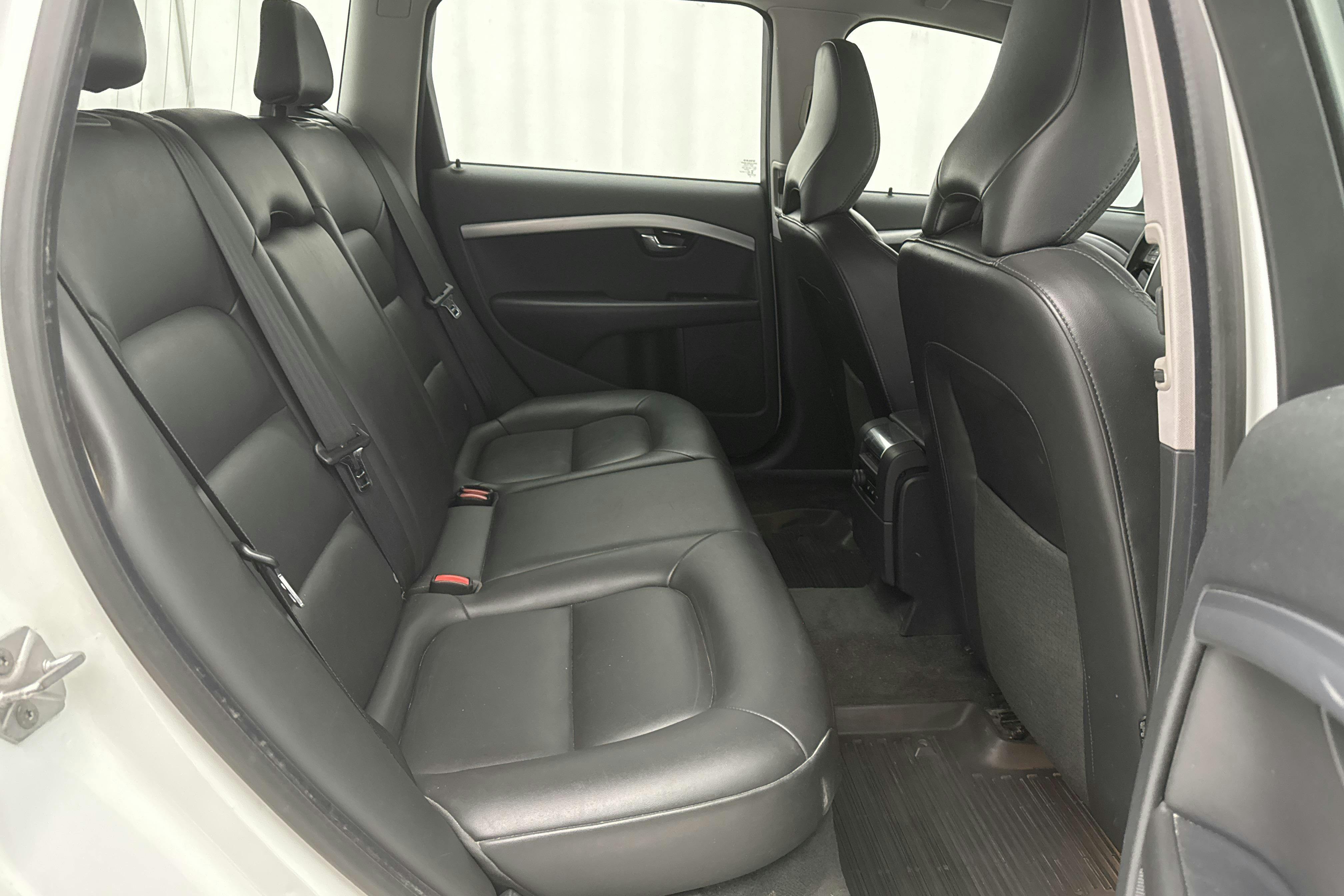 Volvo V70 II D4 (181hk) - 356 250 km - Manual - white - 2015
