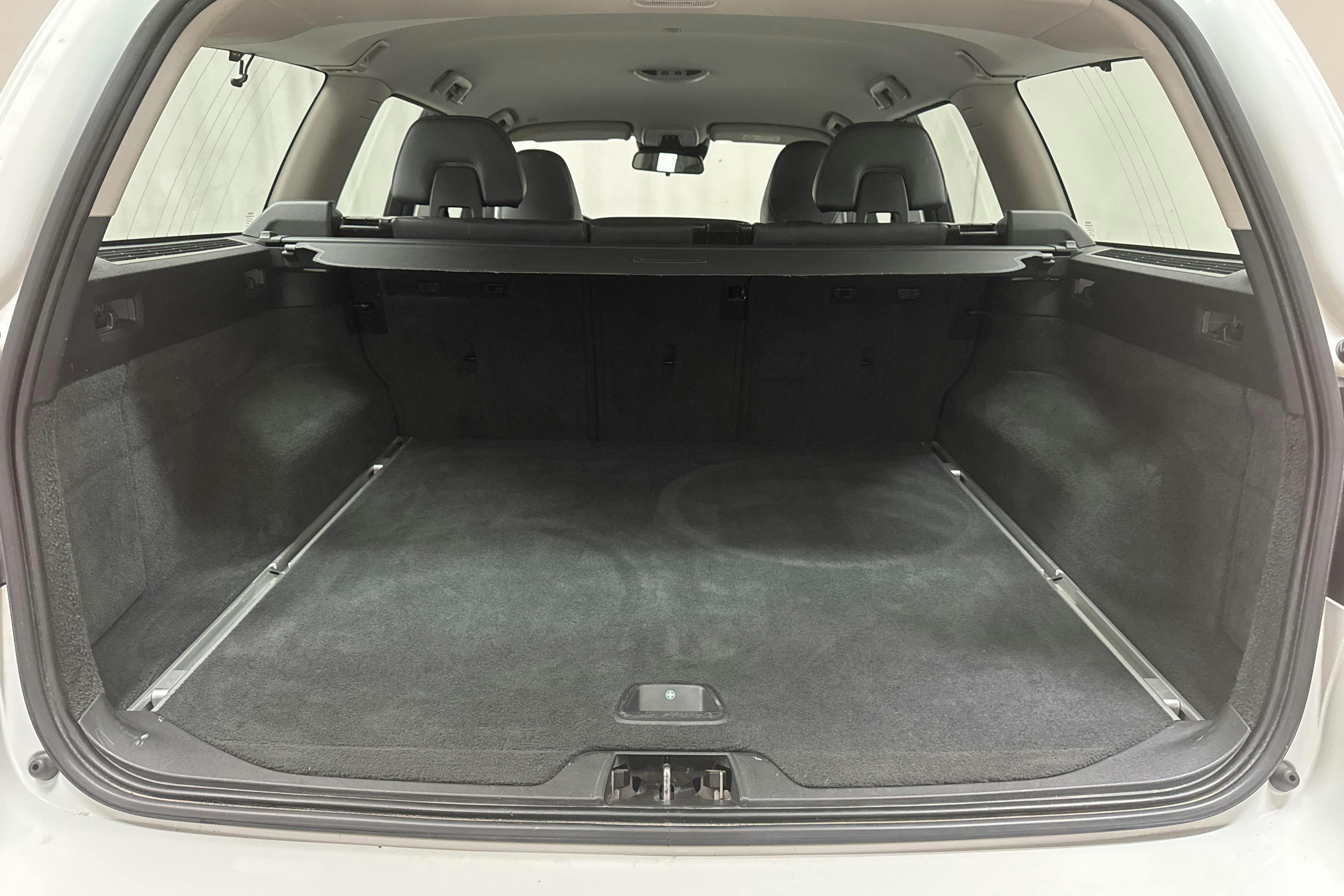Volvo V70 II D4 (181hk) - 356 250 km - Manual - white - 2015