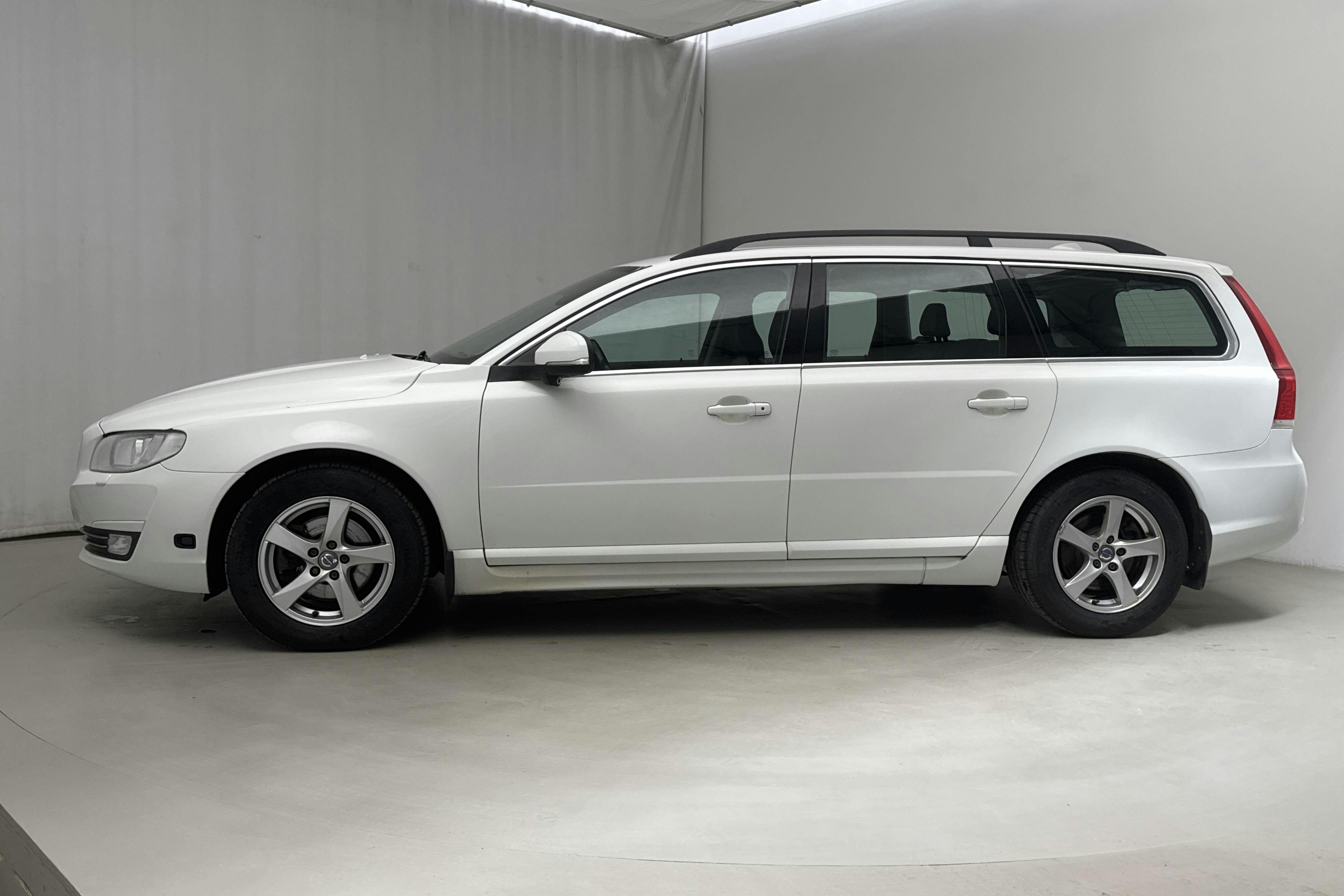 Volvo V70 II D4 (181hk) - 356 250 km - Manual - white - 2015