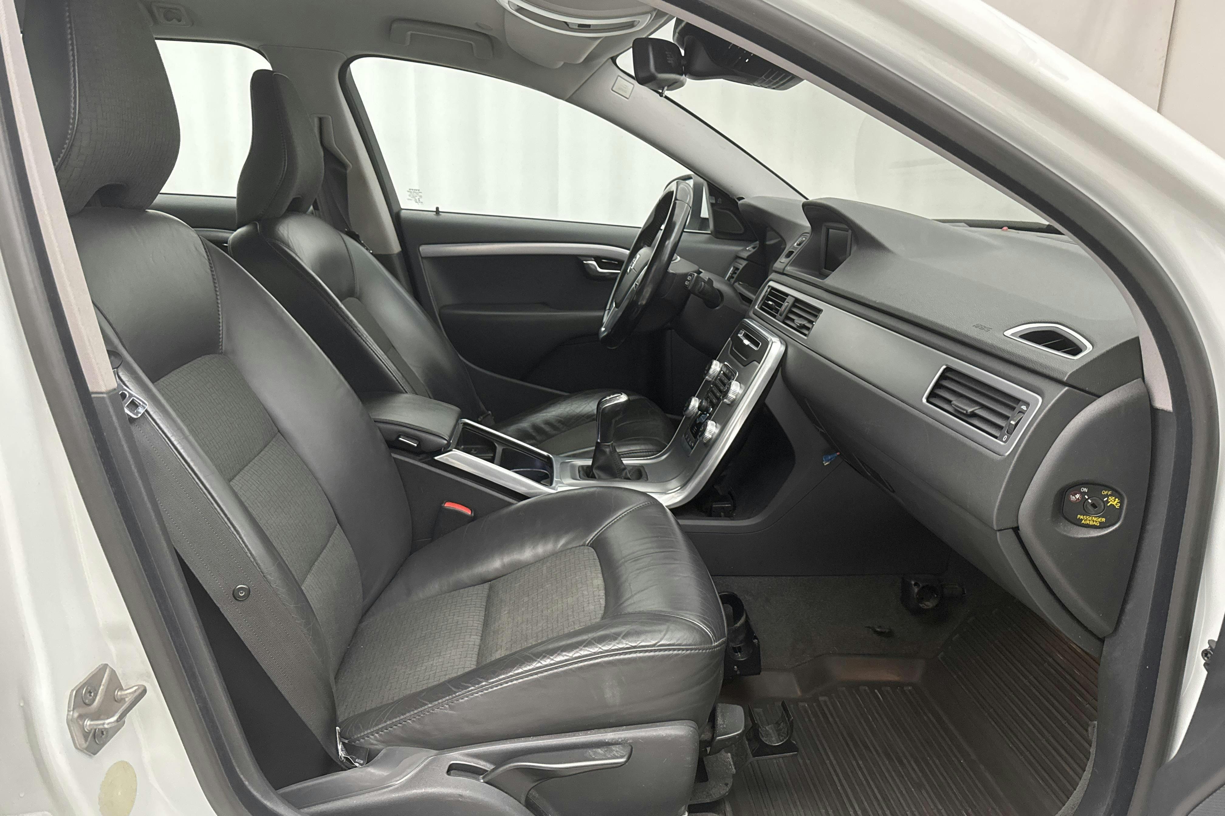 Volvo V70 II D4 (181hk) - 356 250 km - Manual - white - 2015