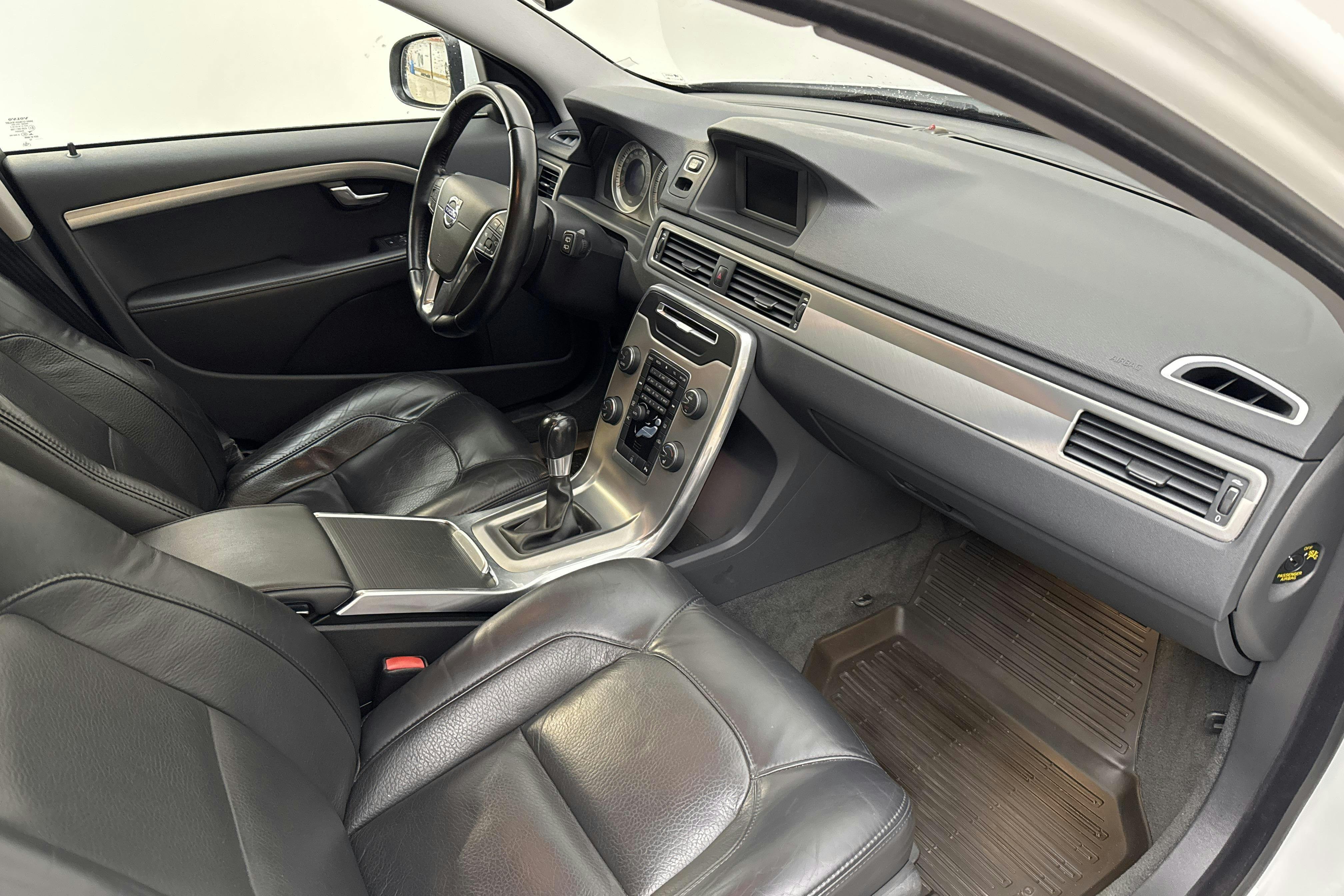 Volvo V70 II D4 (163hk) - 267 940 km - Käsitsi - valge - 2013
