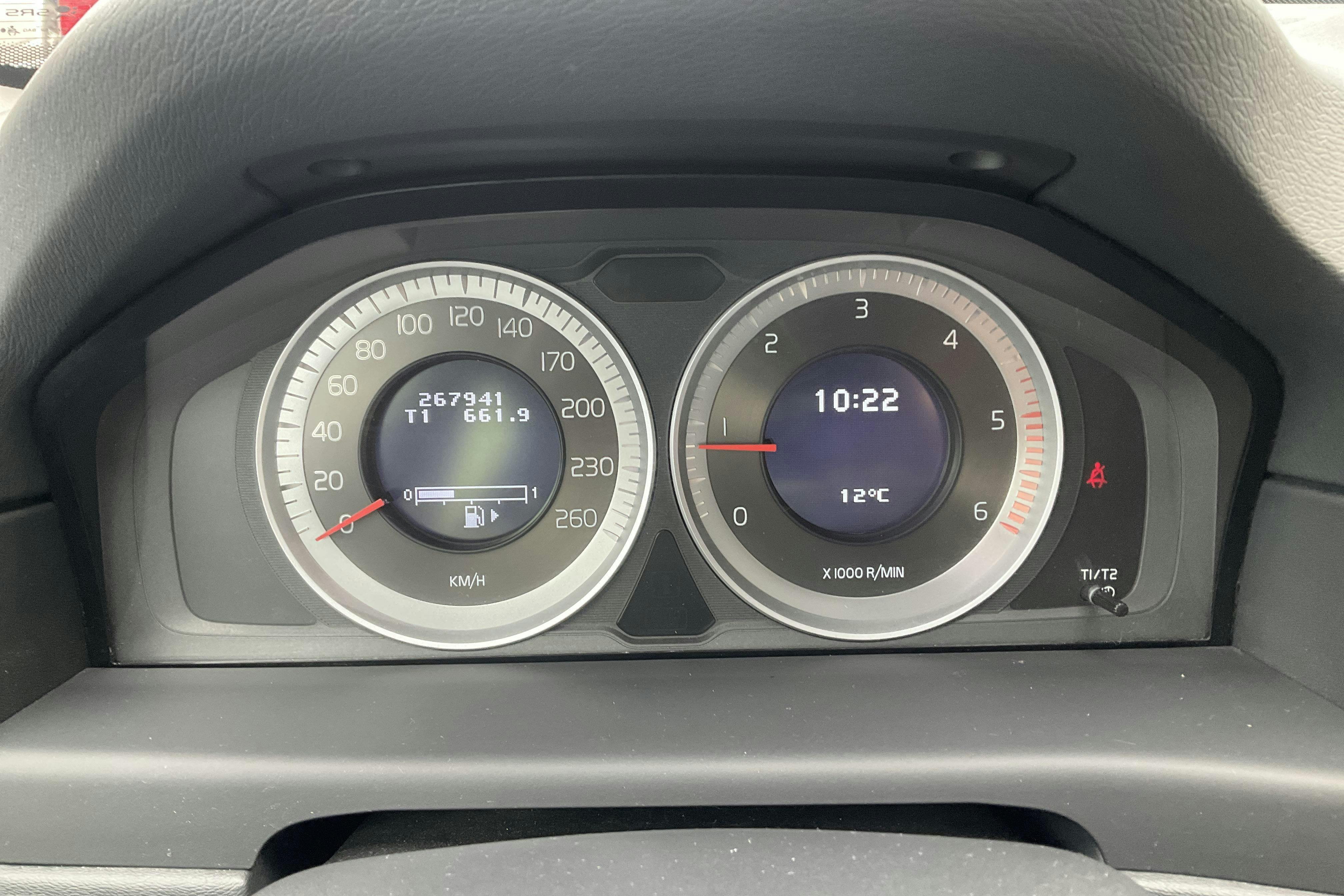 Volvo V70 II D4 (163hk) - 267 940 km - Käsitsi - valge - 2013