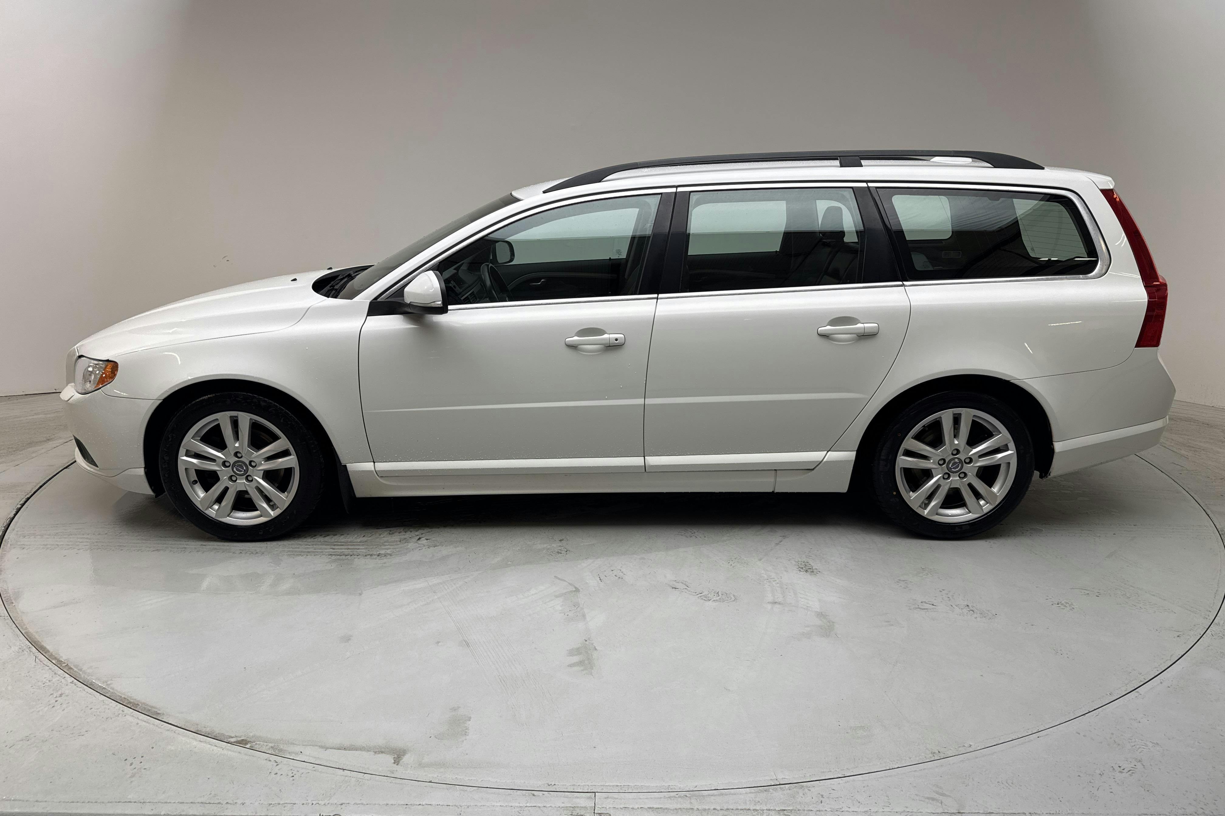 Volvo V70 II D4 (163hk) - 267 940 km - Käsitsi - valge - 2013