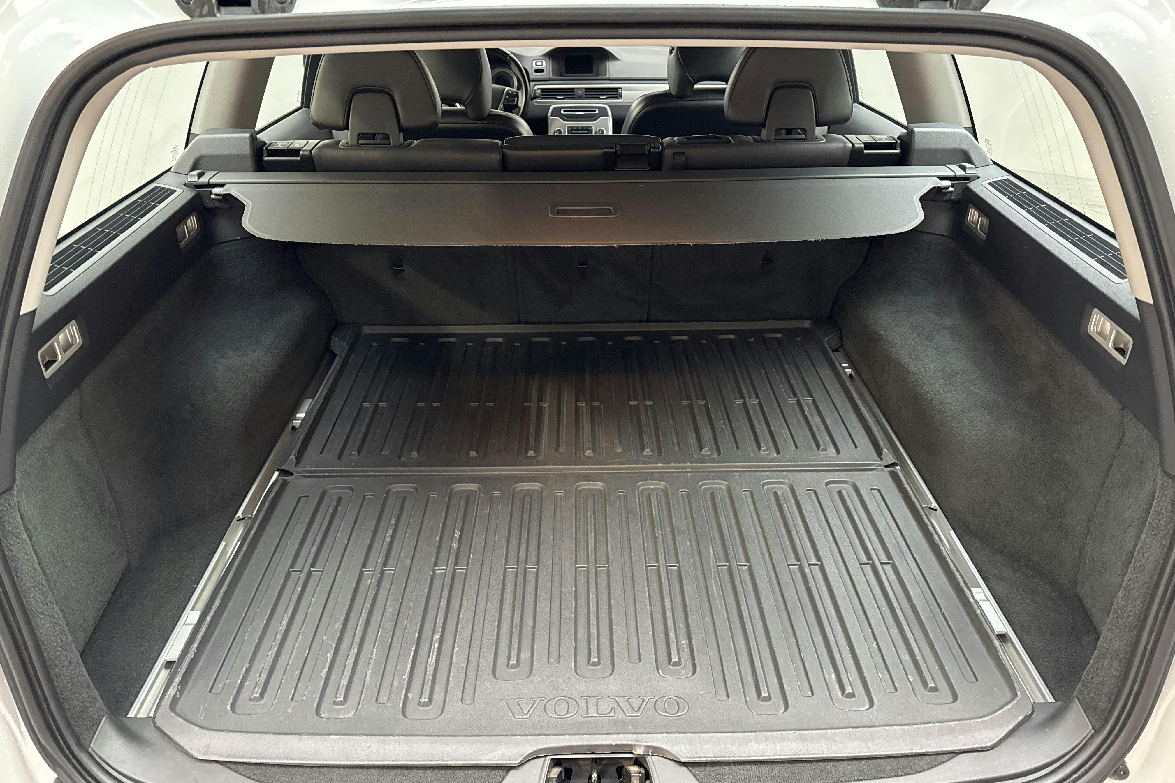 Volvo V70 II D4 (163hk) - 267 940 km - Käsitsi - valge - 2013