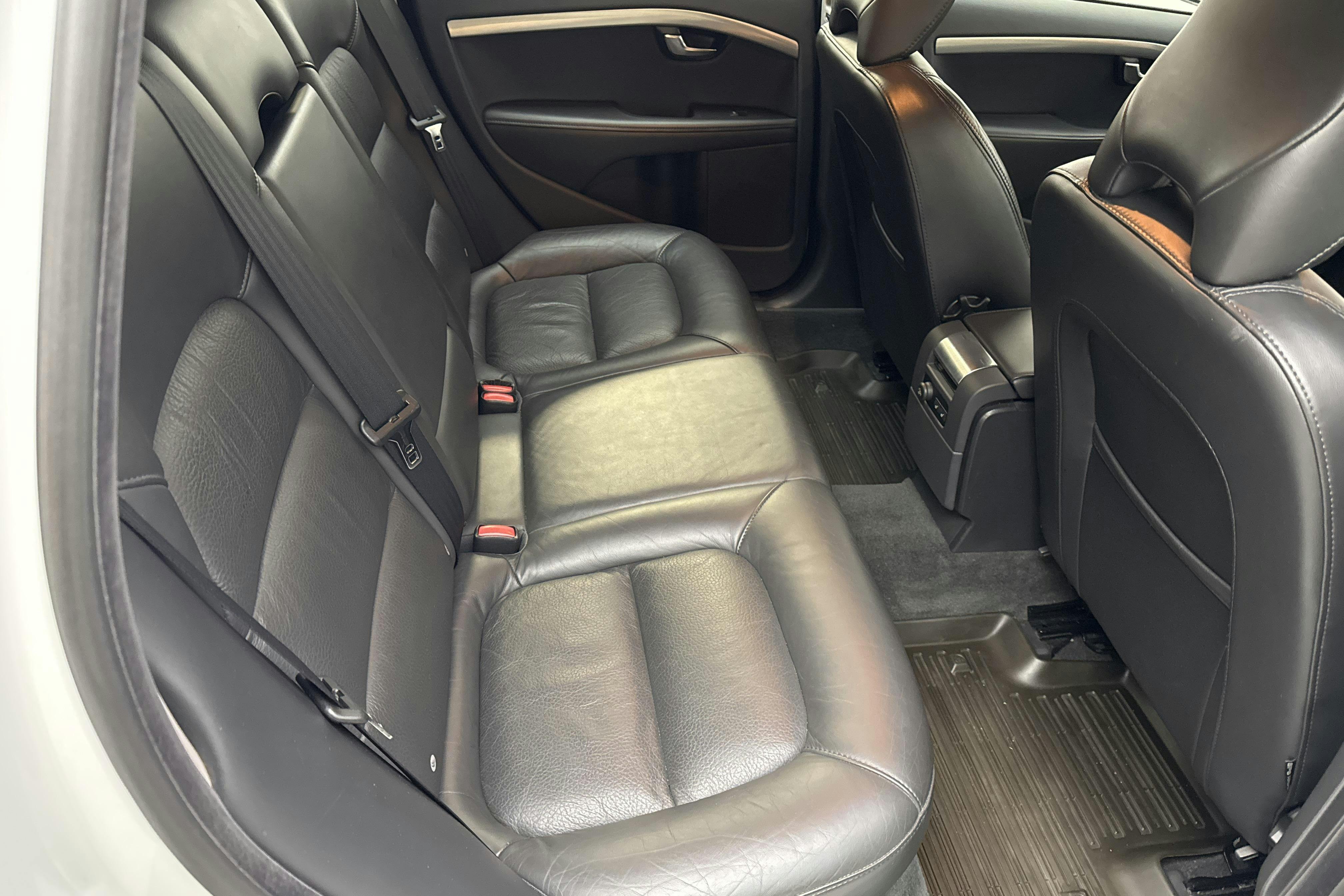 Volvo V70 II D4 (163hk) - 267 940 km - Käsitsi - valge - 2013