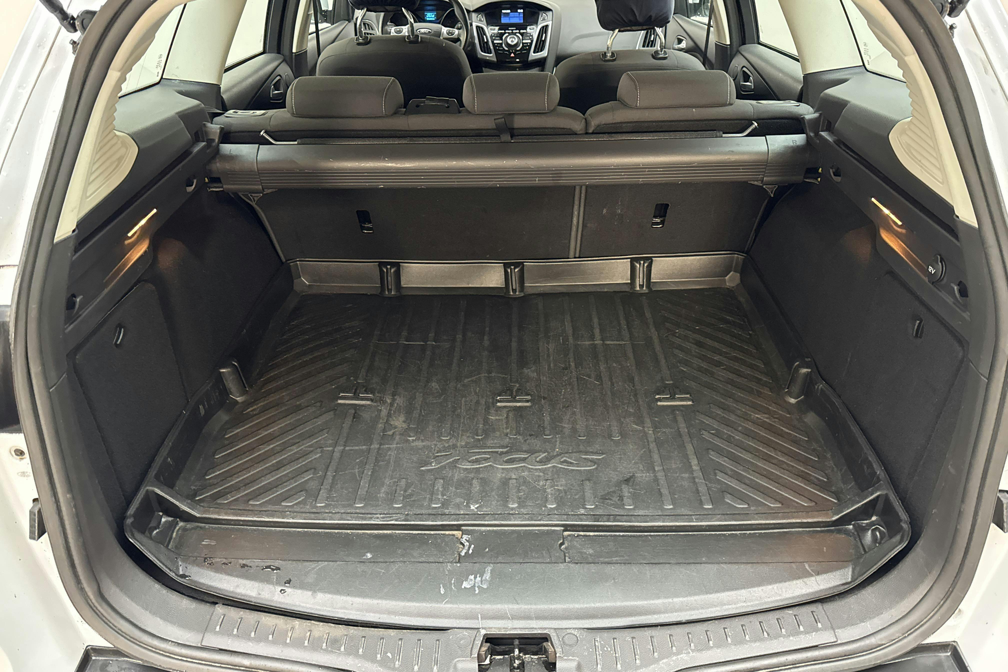 Ford Focus 1.6 TDCi Kombi (115hk) - 9 688 mil - Manuell - vit - 2013
