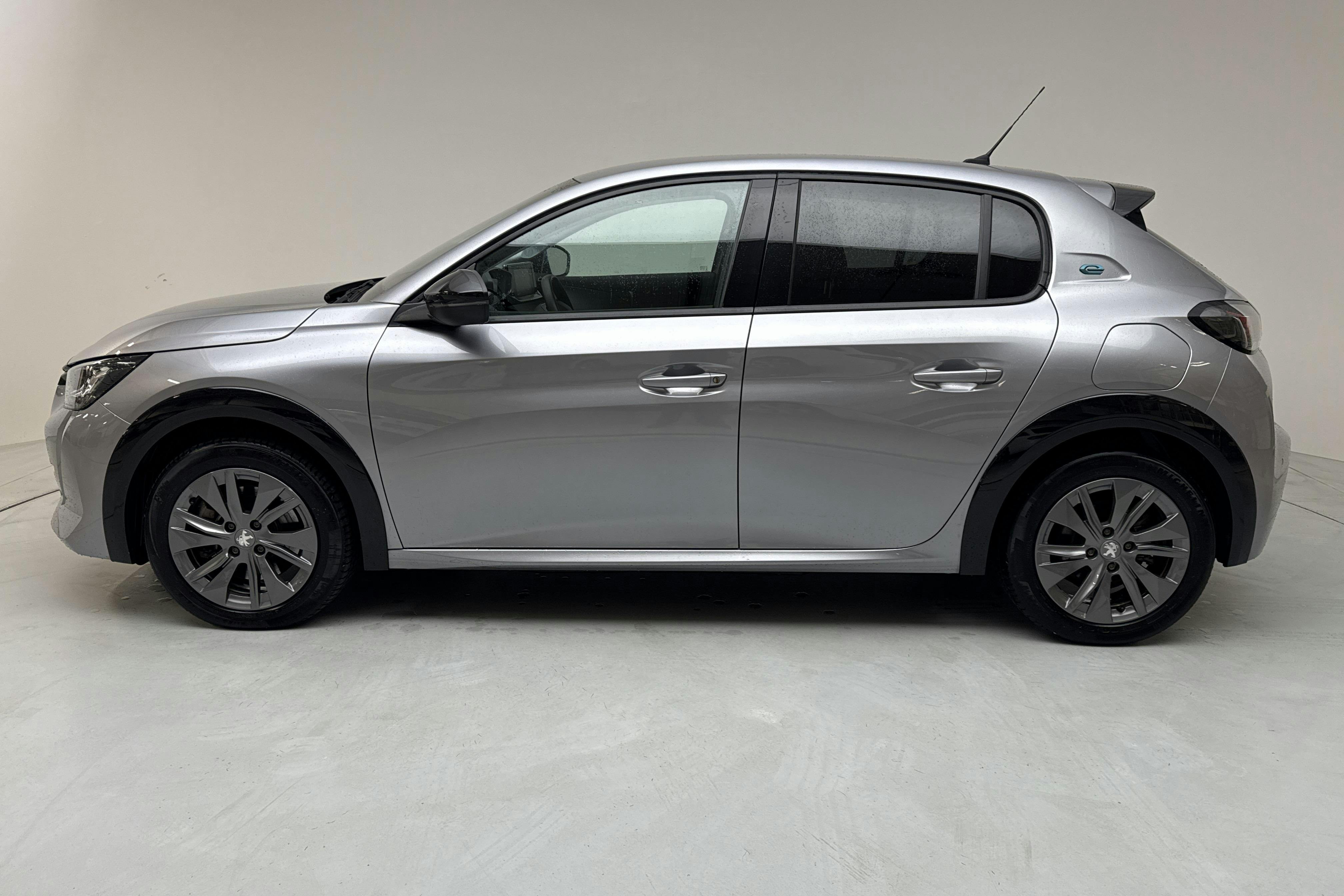 Peugeot e-208 50 kWh 5dr (136hk) - 2 245 mil - Automat - grå - 2021