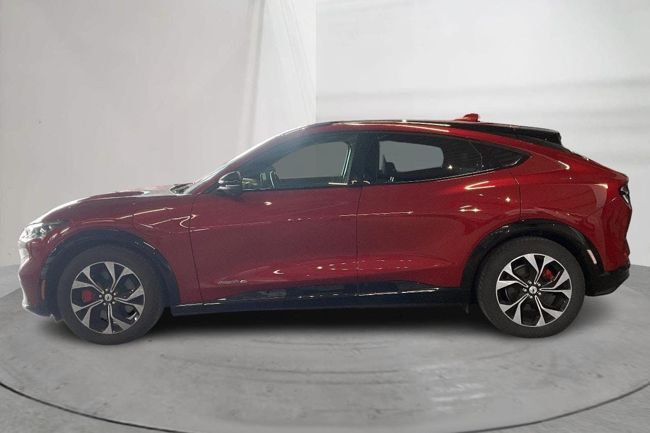 Ford Mustang Mach-E 70 kWh AWD (269hk) - 5 911 mil - Automat - röd - 2021