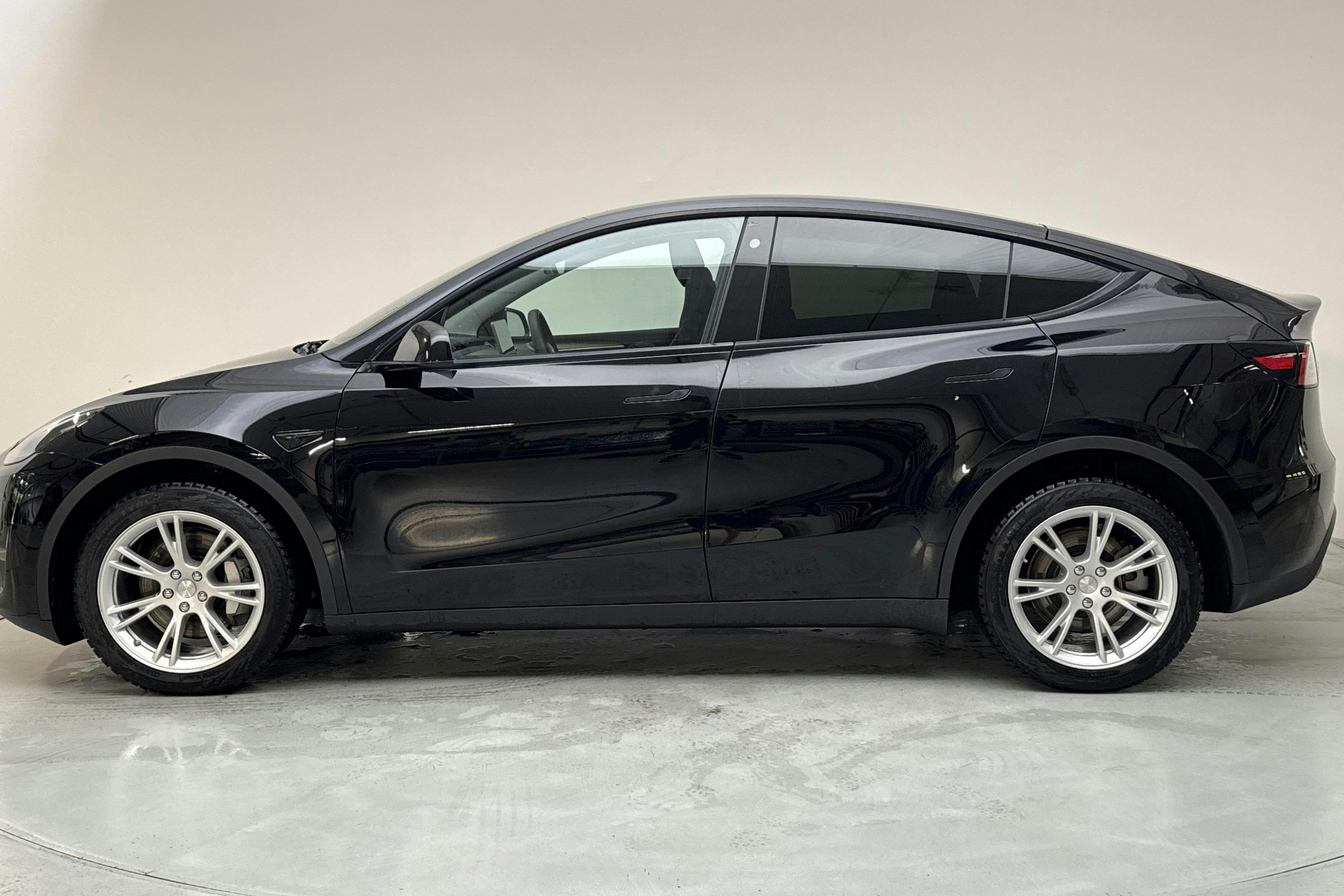 Presentationsfoto 2 av 18: Tesla Model Y Long Range Dual Motor AWD - 4 129 mil - Automat - svart - 2021