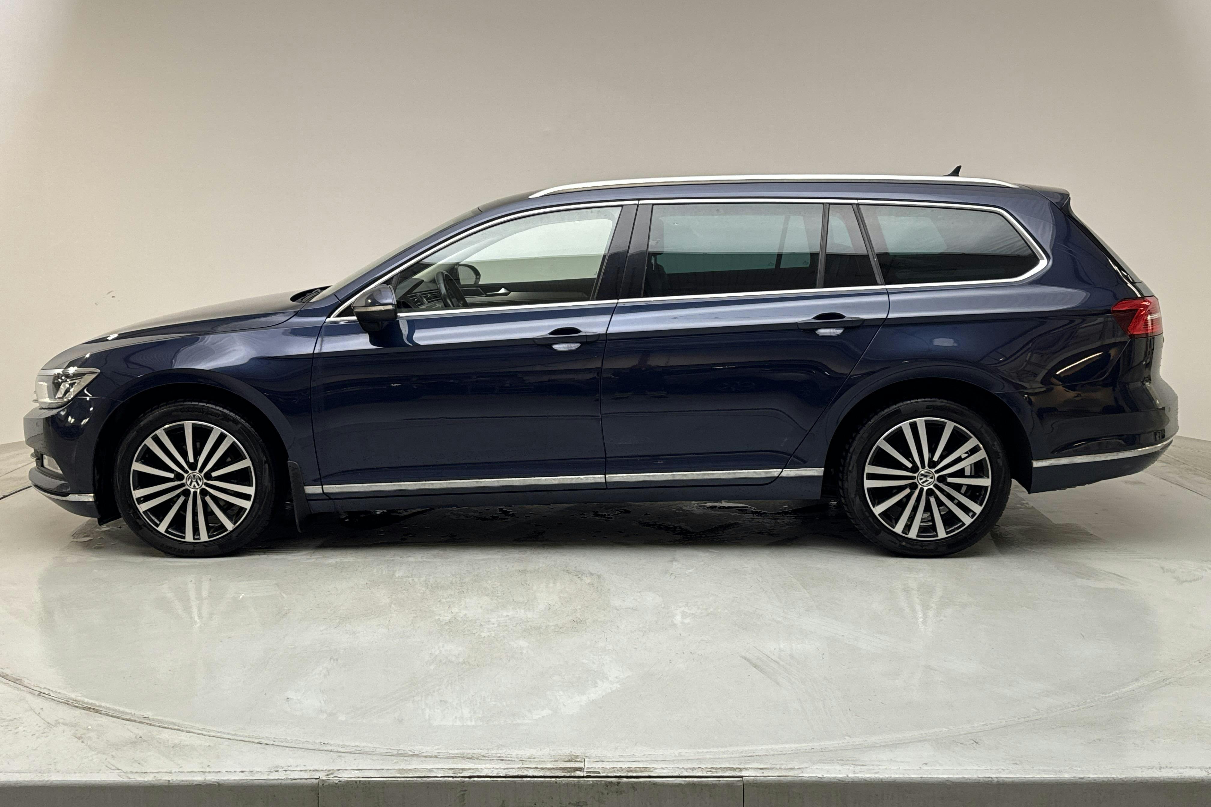 VW Passat 2.0 TDI Sportscombi (190hk) - 17 578 mil - Automat - Dark Blue - 2015