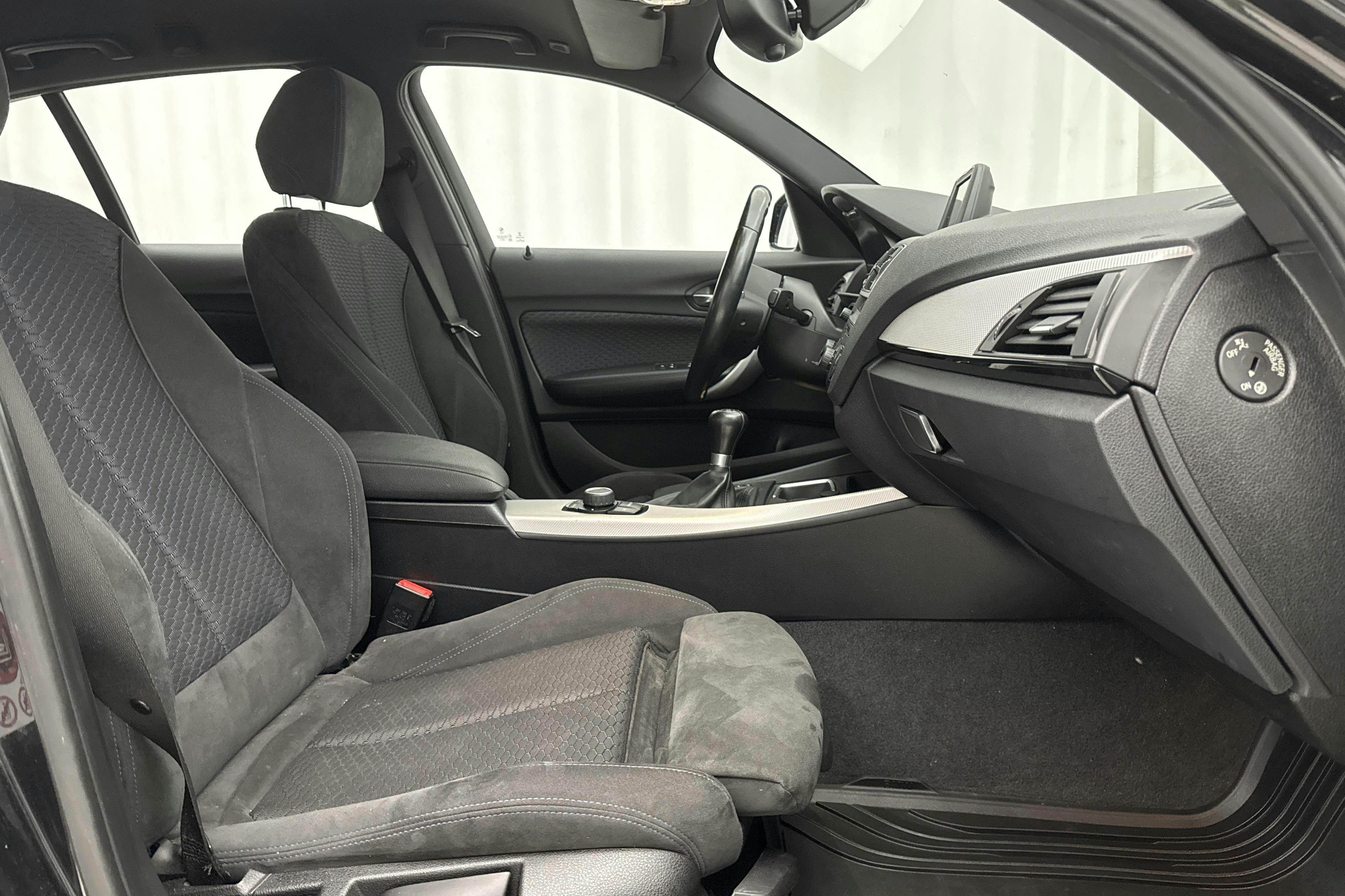 BMW 118i 5dr, F20 (136hk) - 82 040 km - Manual - black - 2016