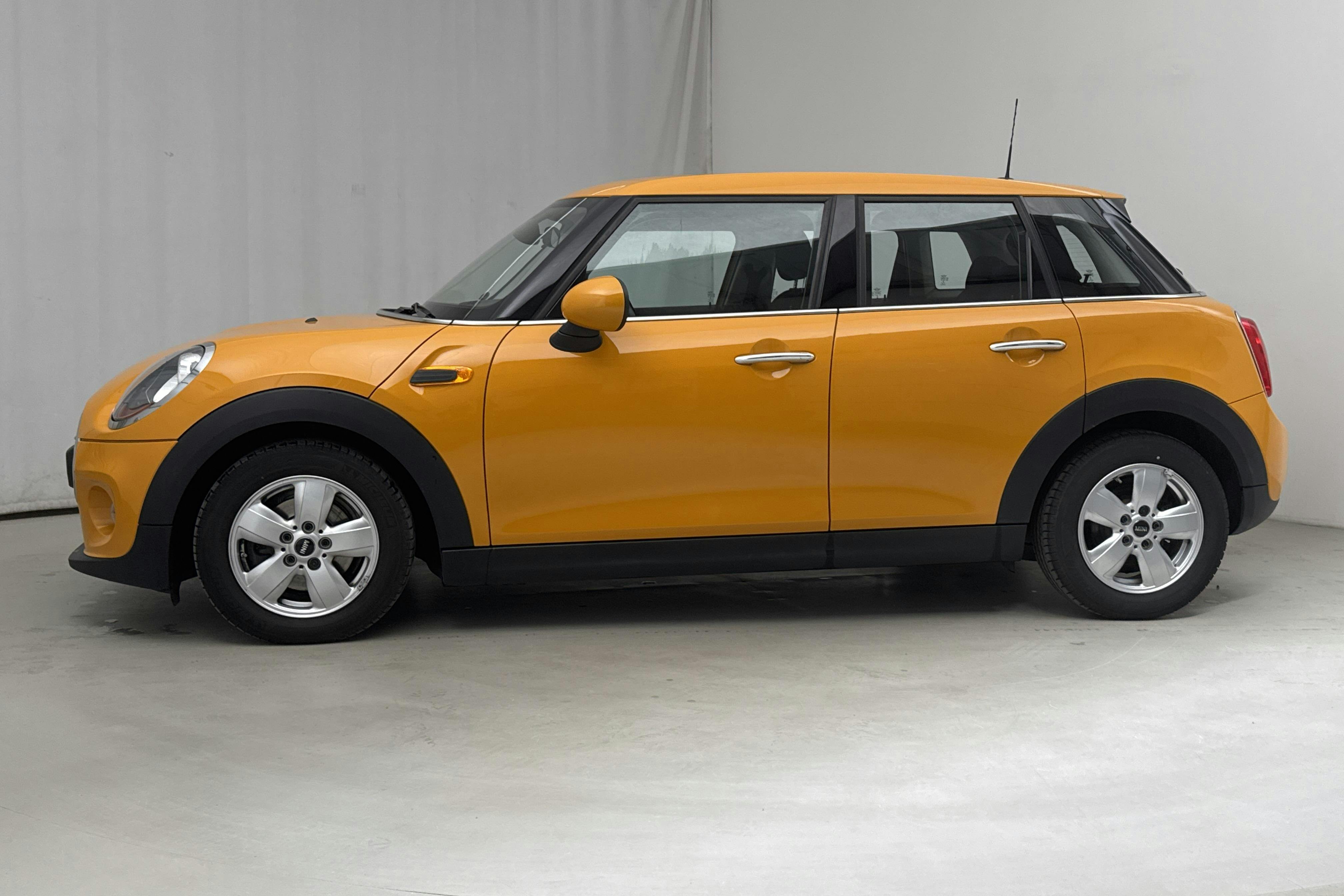 MINI One Hatch 5dr (102hk) - 129 340 km - Manual - orange - 2016