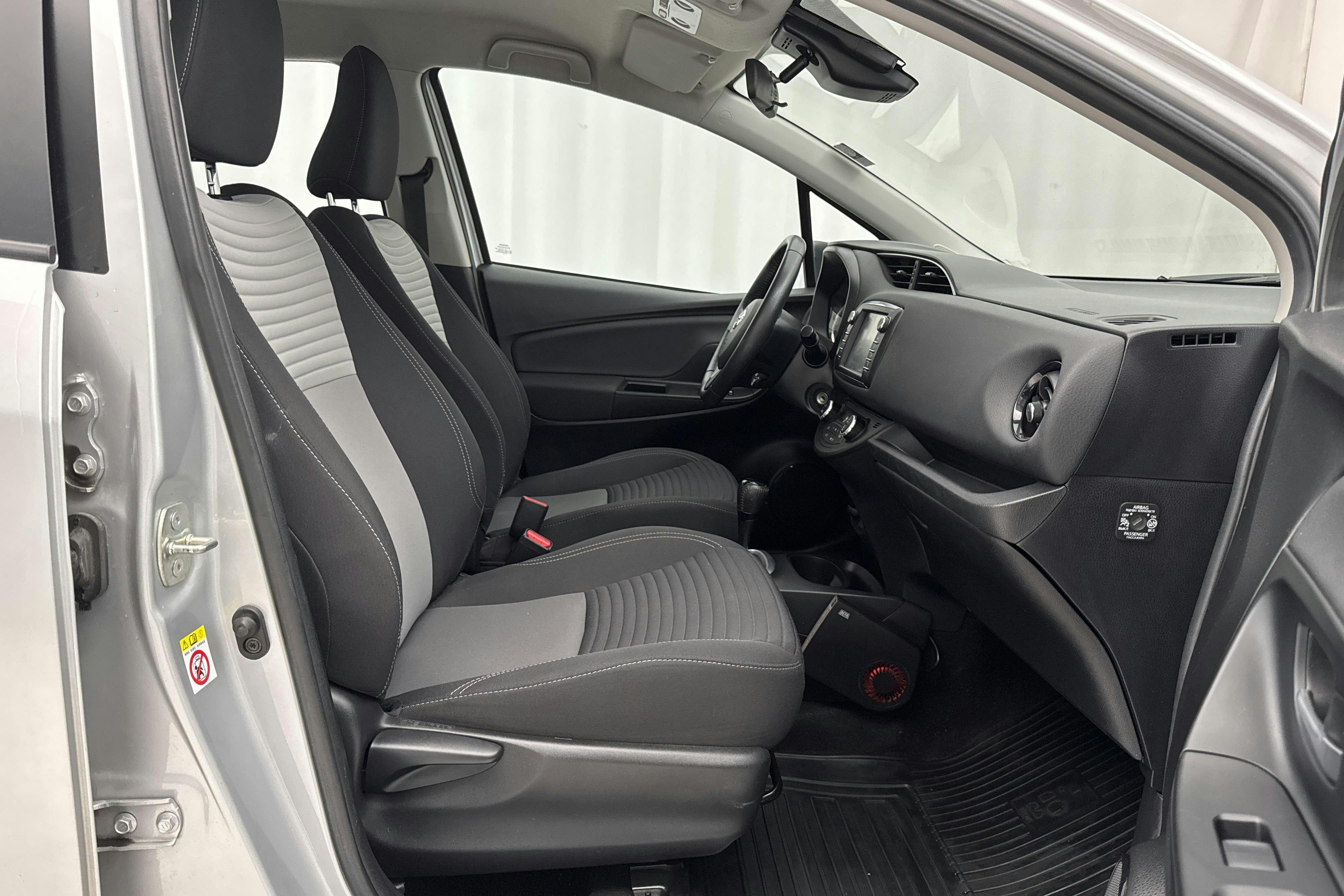 Toyota Yaris 1.5 Hybrid 5dr (101hk) - 120 060 km - Automatic - silver - 2018