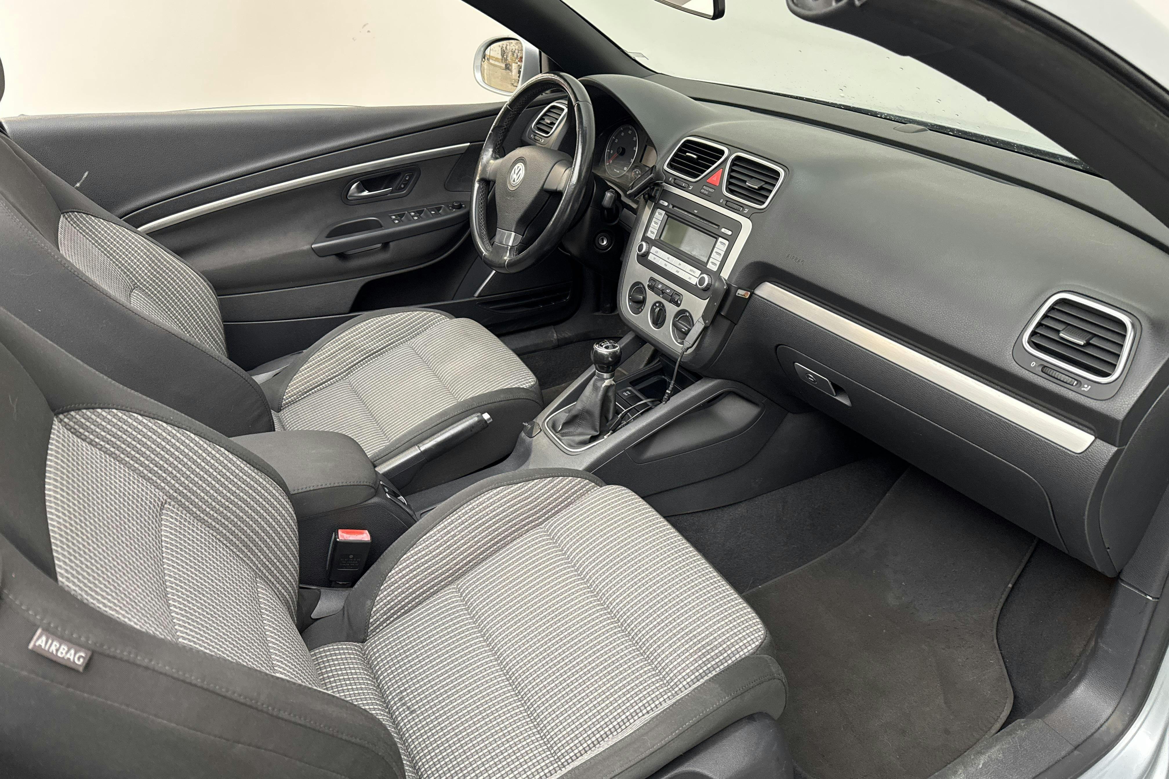VW Eos 2.0 FSI Cabriolet (150hk) - 140 650 km - Käsitsi - hõbe - 2008