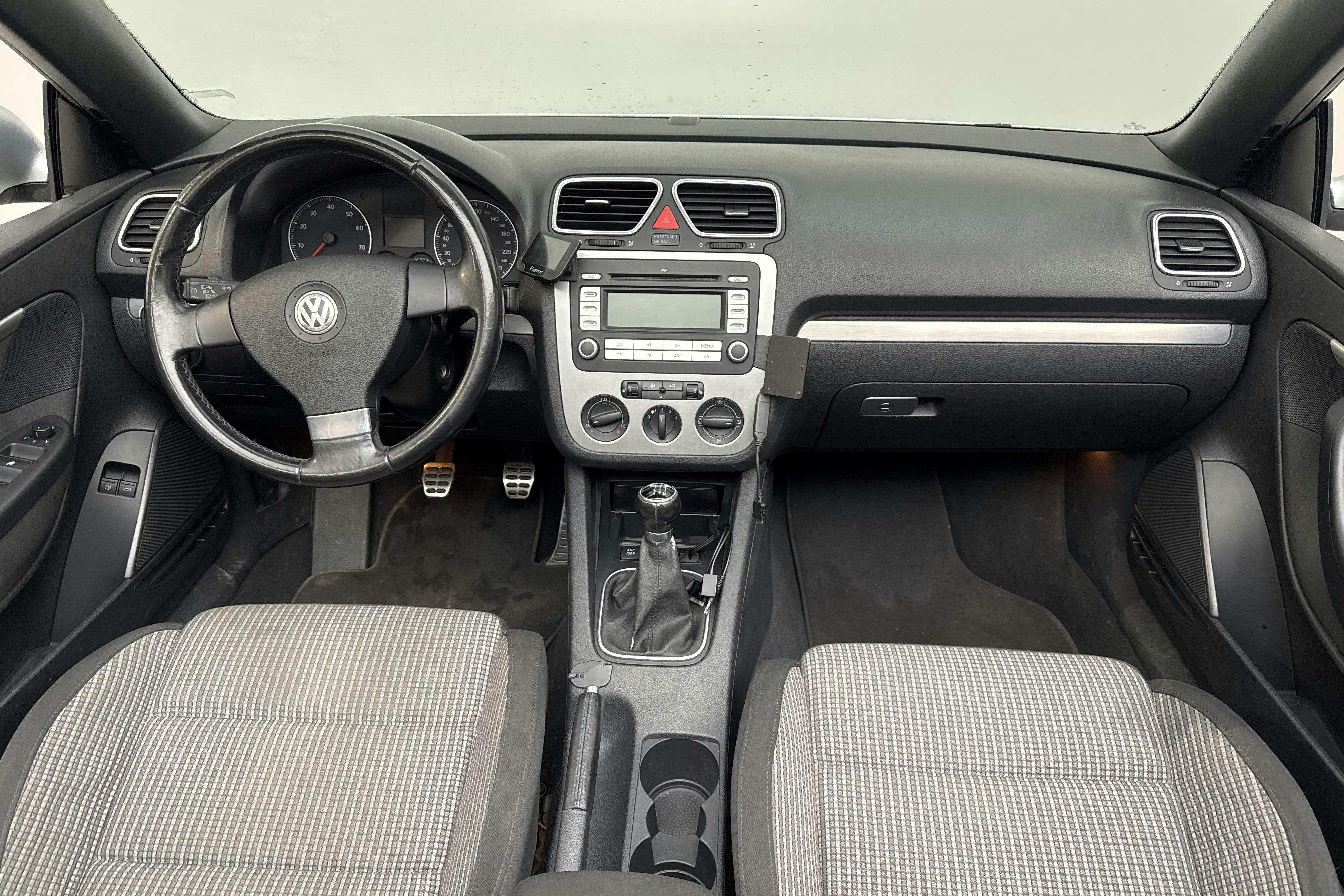 VW Eos 2.0 FSI Cabriolet (150hk) - 140 650 km - Käsitsi - hõbe - 2008