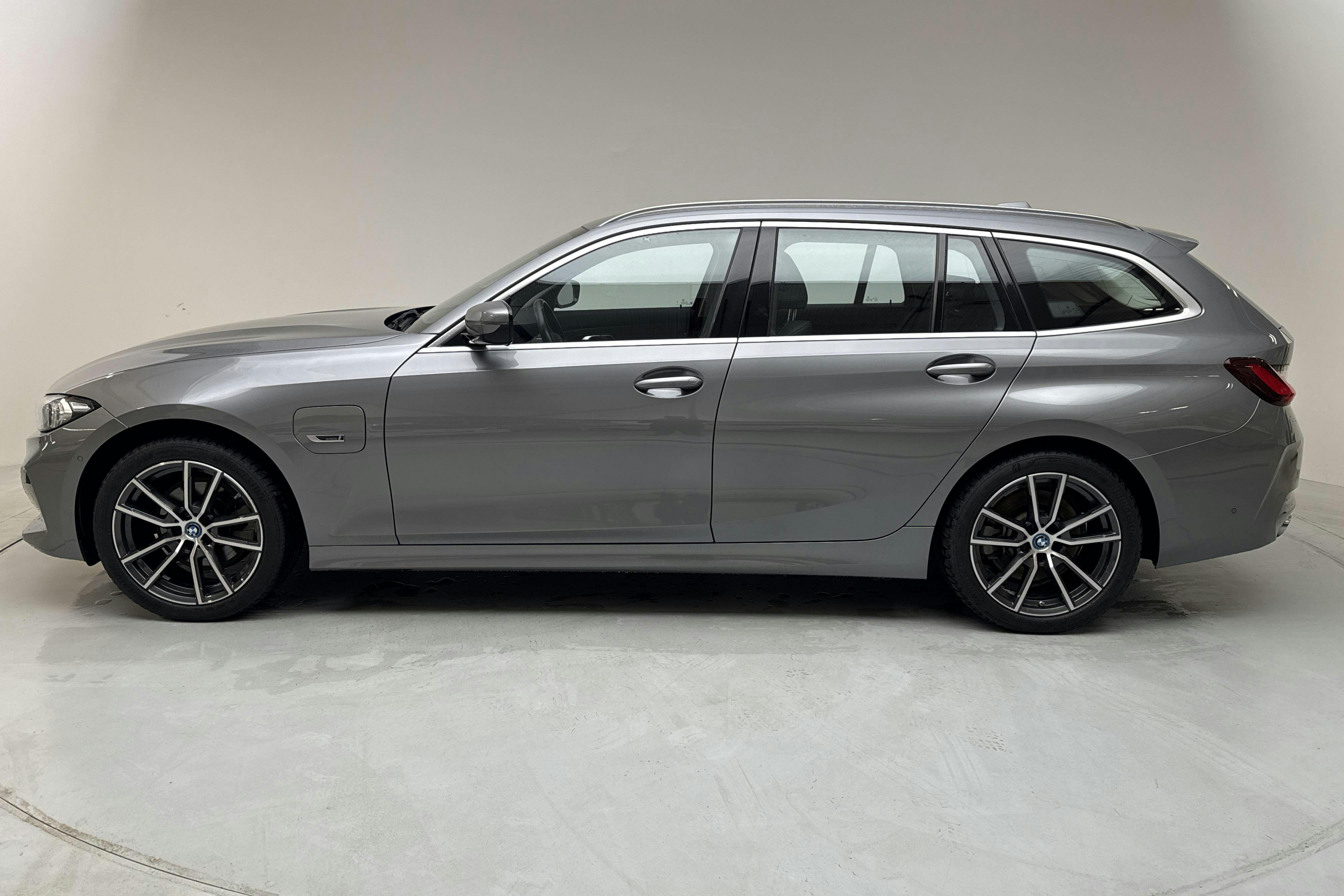 BMW 330e xDrive Touring LCI, G21 (292hk) - 57 950 km - Automatic - gray - 2023