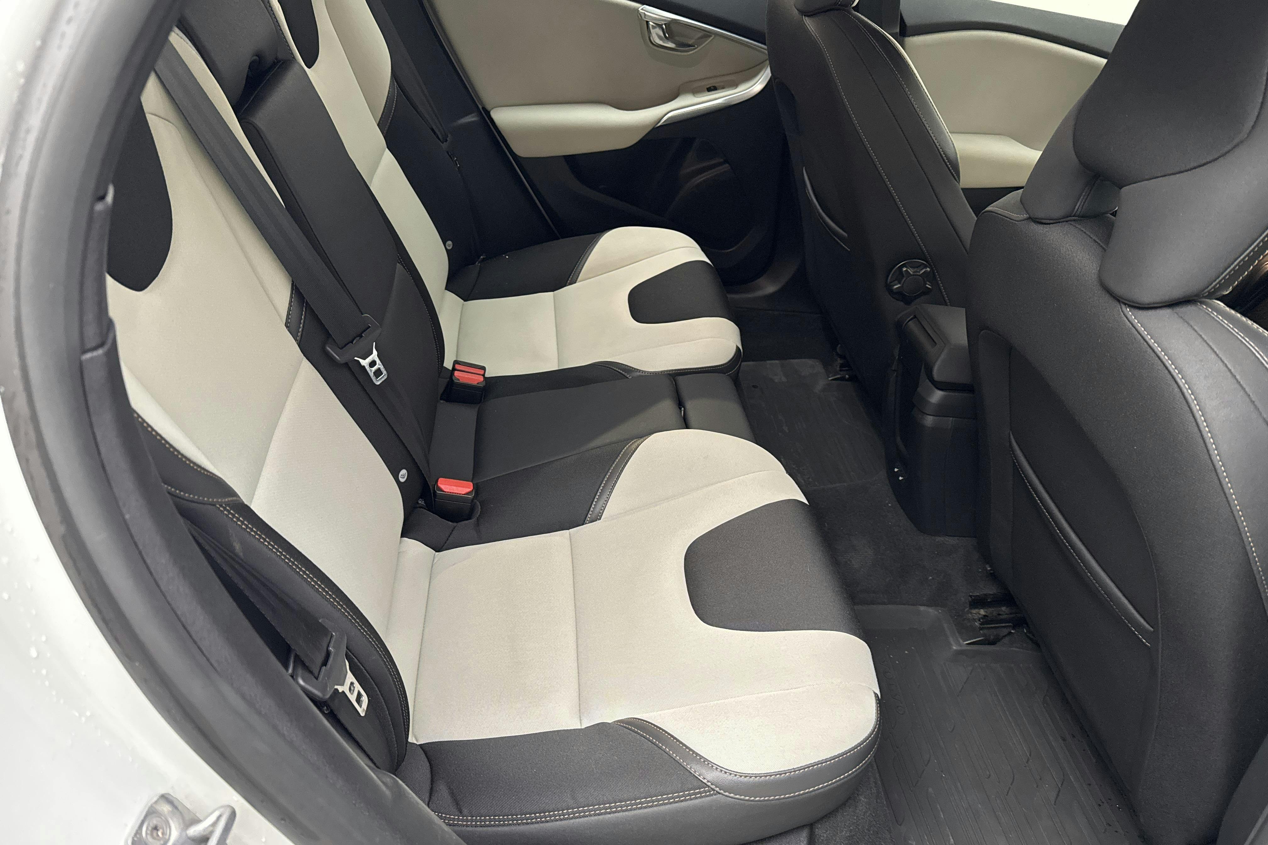 Volvo V40 Cross Country T3 (152hk) - 80 210 km - Automatic - white - 2019