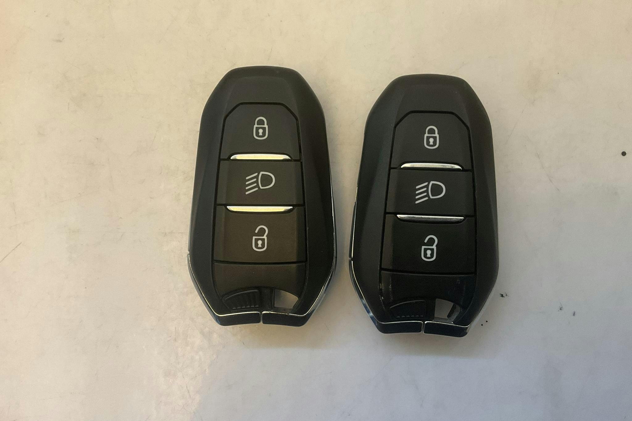 Peugeot 3008 1.6 Plug-in Hybrid (225hk) - 83 520 km - Automaatne - hall - 2020