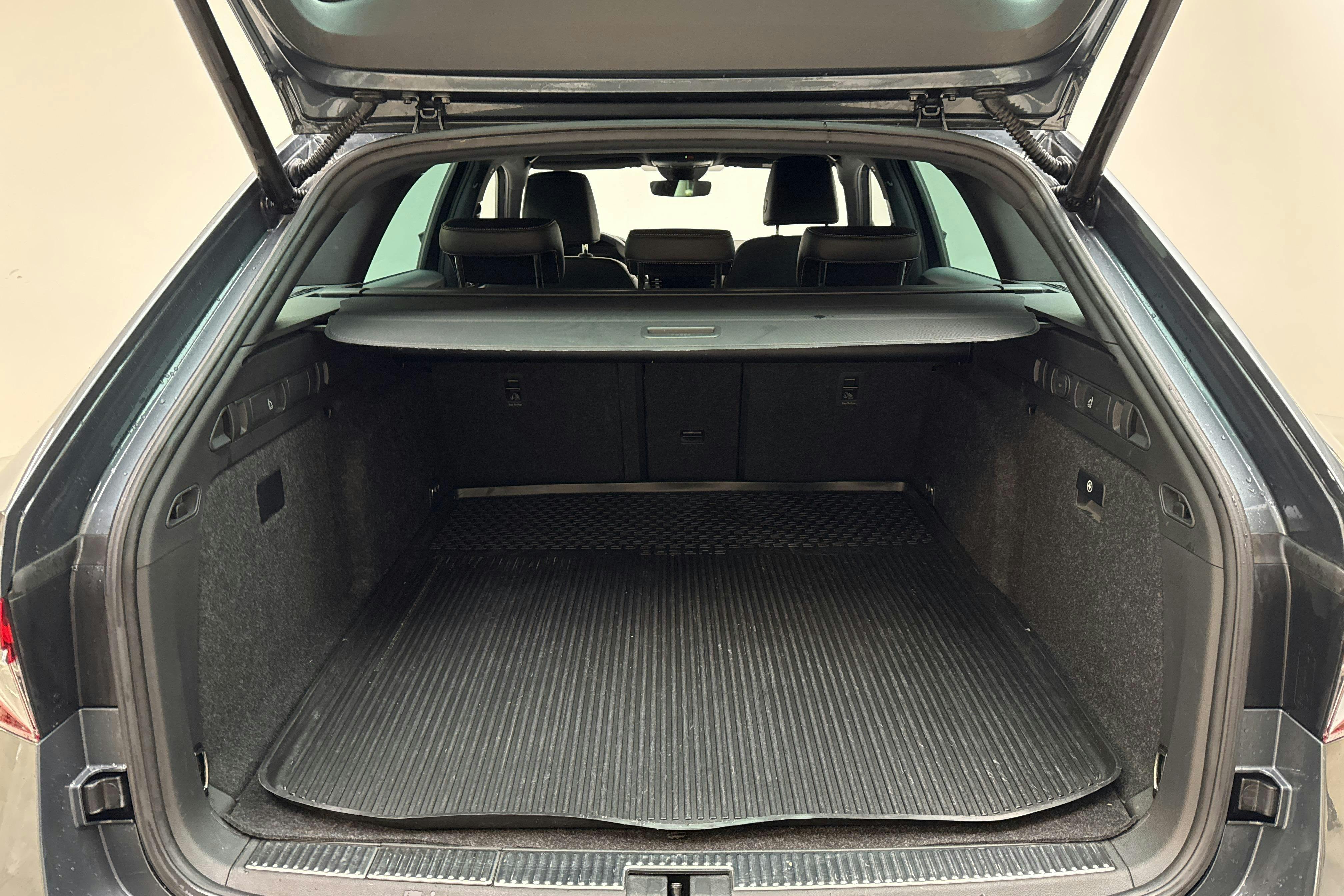 Skoda Superb 1.4 TSI PHEV Kombi (218hk) - 53 140 km - Automaatne - hall - 2021