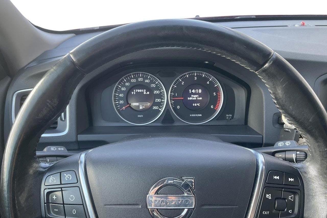 VOLVO V60 D3 (163hk) - 178 010 km - Manual - red - 2012