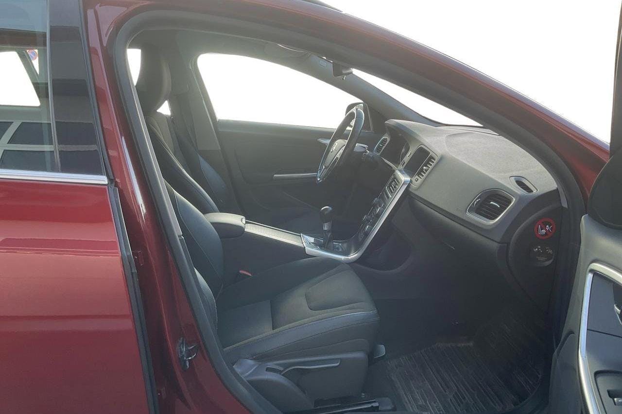 VOLVO V60 D3 (163hk) - 178 010 km - Manual - red - 2012