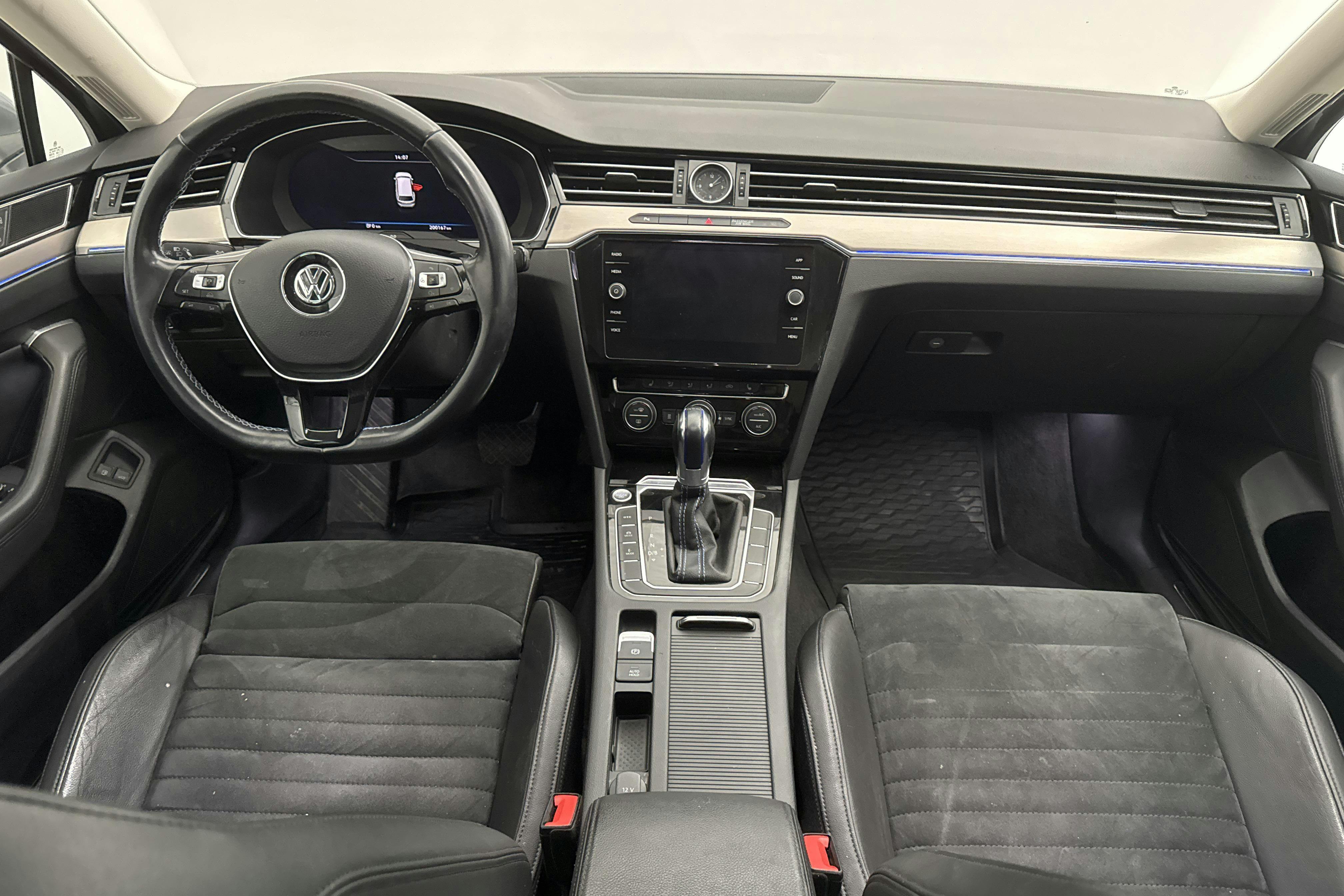 VW Passat 1.4 Plug-in-Hybrid Sportscombi (218hk) - 200 170 km - Automatic - silver - 2018