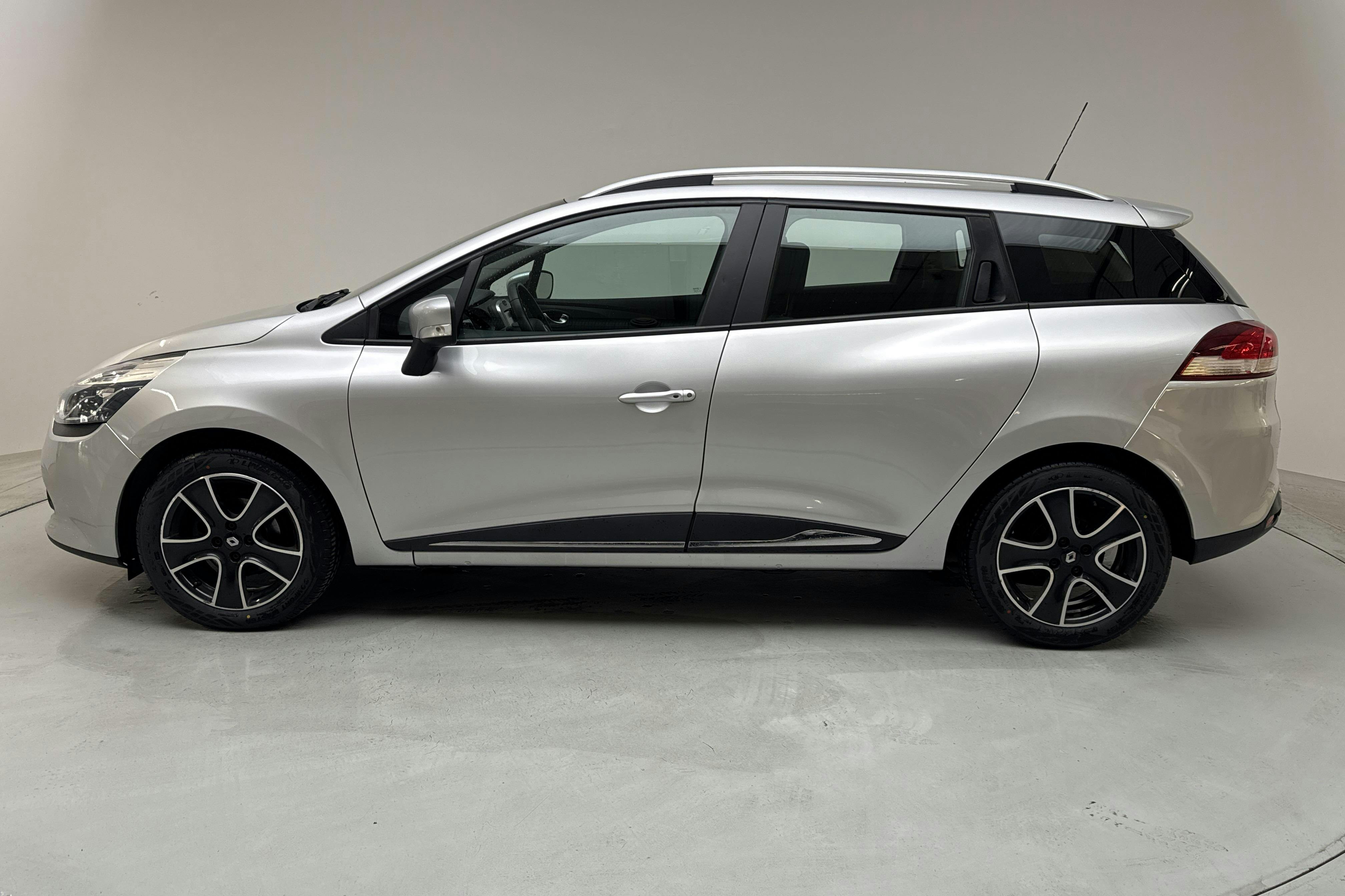 Renault Clio IV 0.9 TCe 90 Sports Tourer (90hk) - 156 570 km - Käsitsi - hõbe - 2015
