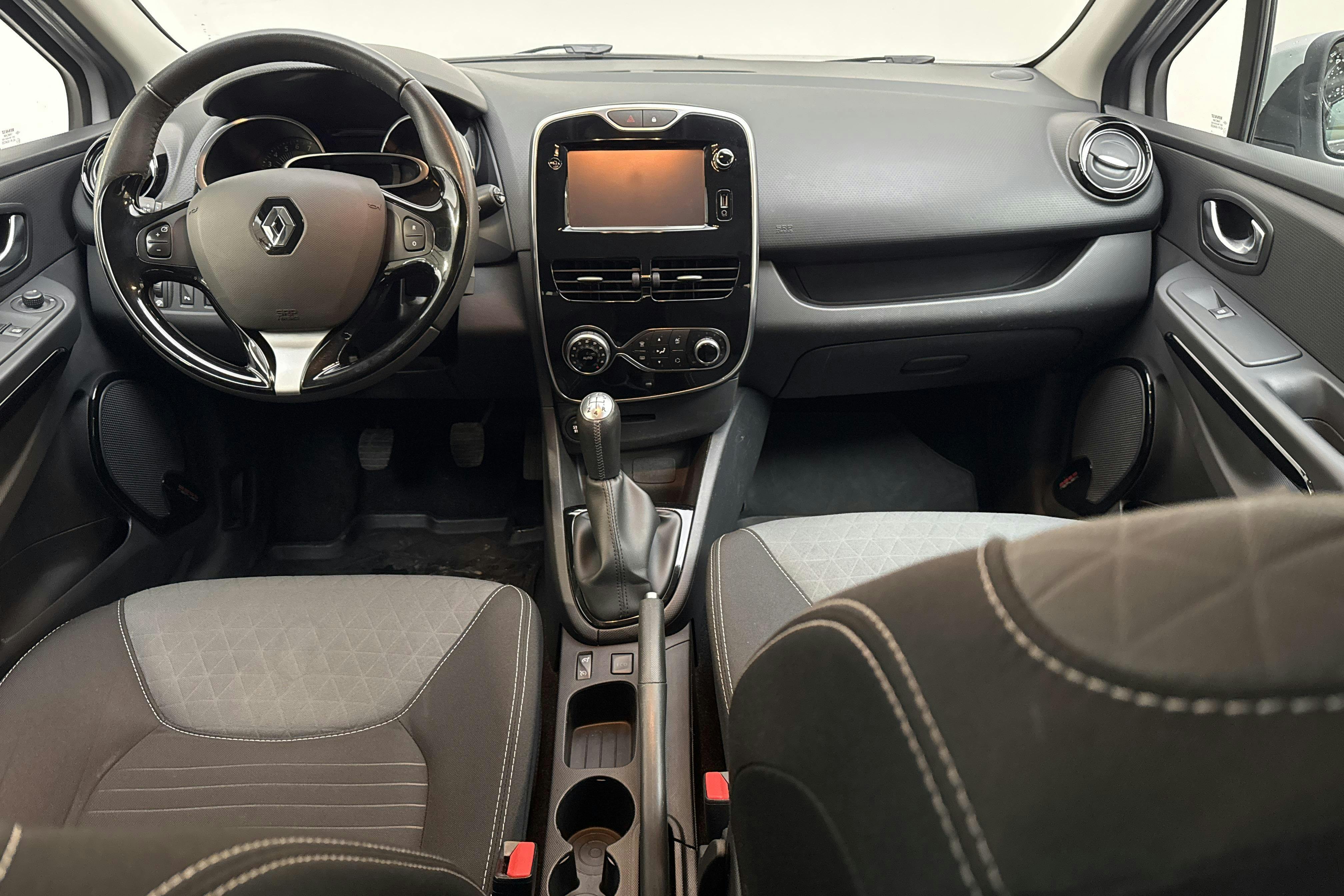 Renault Clio IV 0.9 TCe 90 Sports Tourer (90hk) - 156 570 km - Manual - silver - 2015