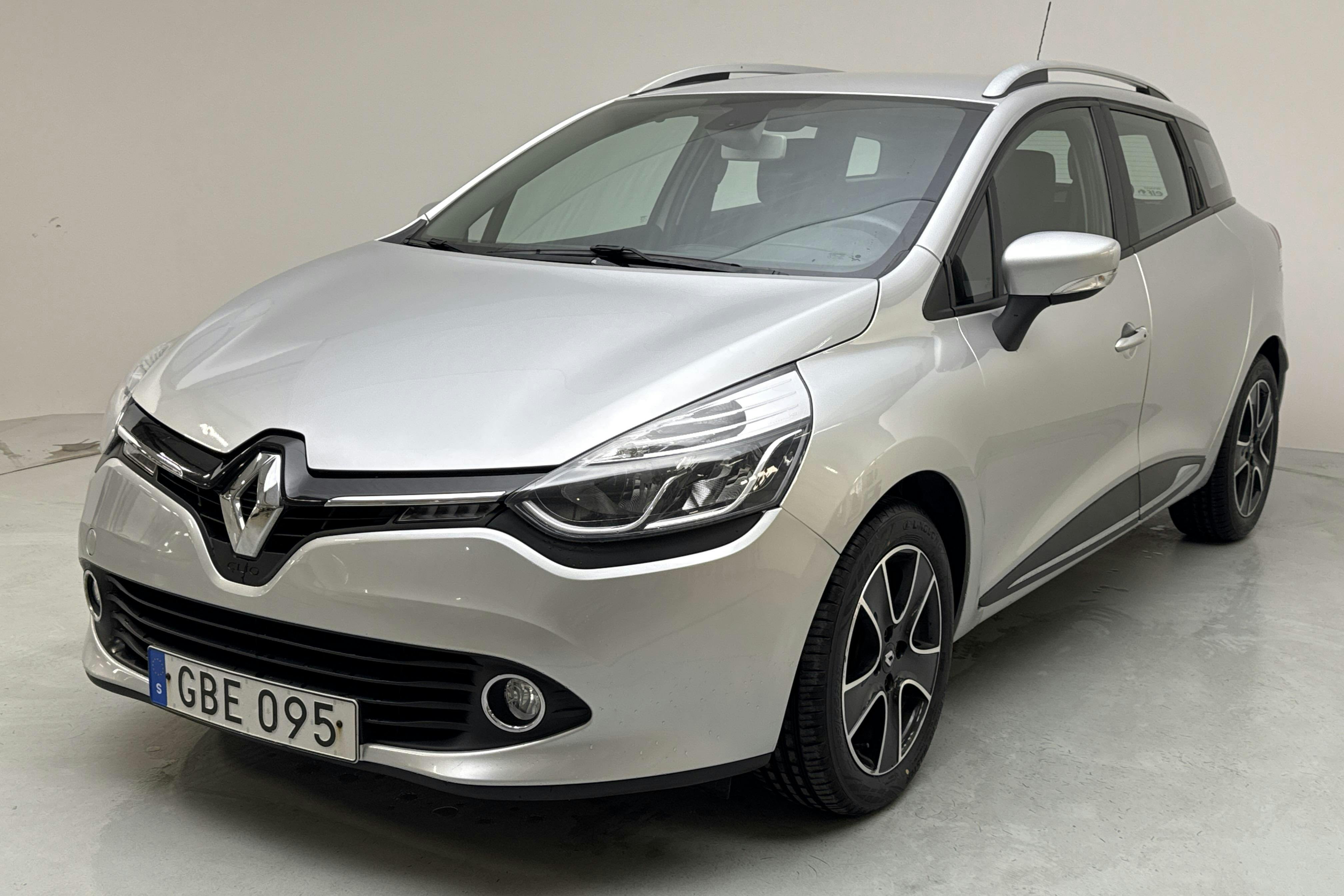 Renault Clio IV 0.9 TCe 90 Sports Tourer (90hk) - 156 570 km - Manuaalinen - hopea - 2015