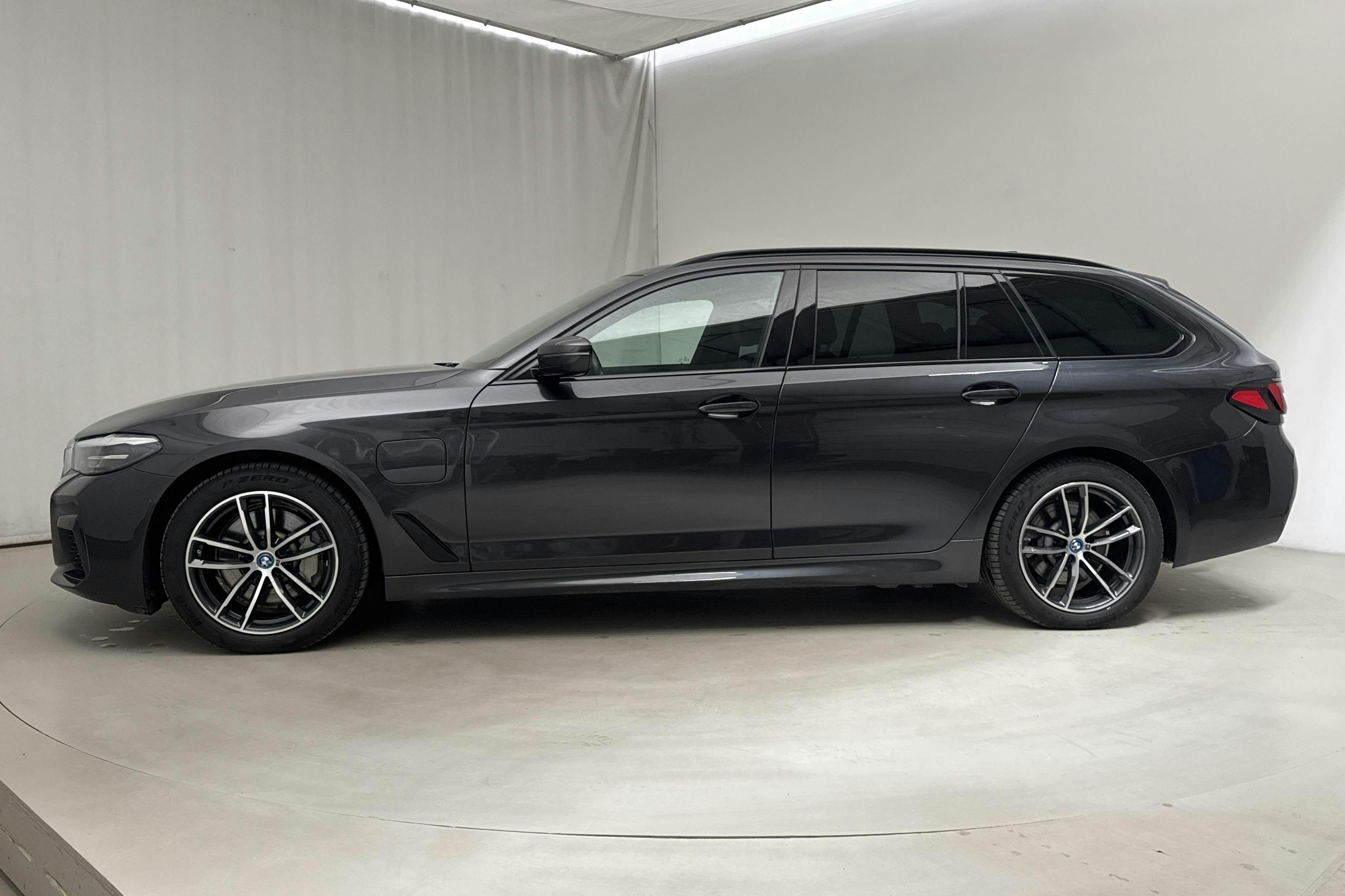 BMW 530e xDrive Touring, G31 12kWh LCI (292hk) - 68 660 km - Automatic - gray - 2022