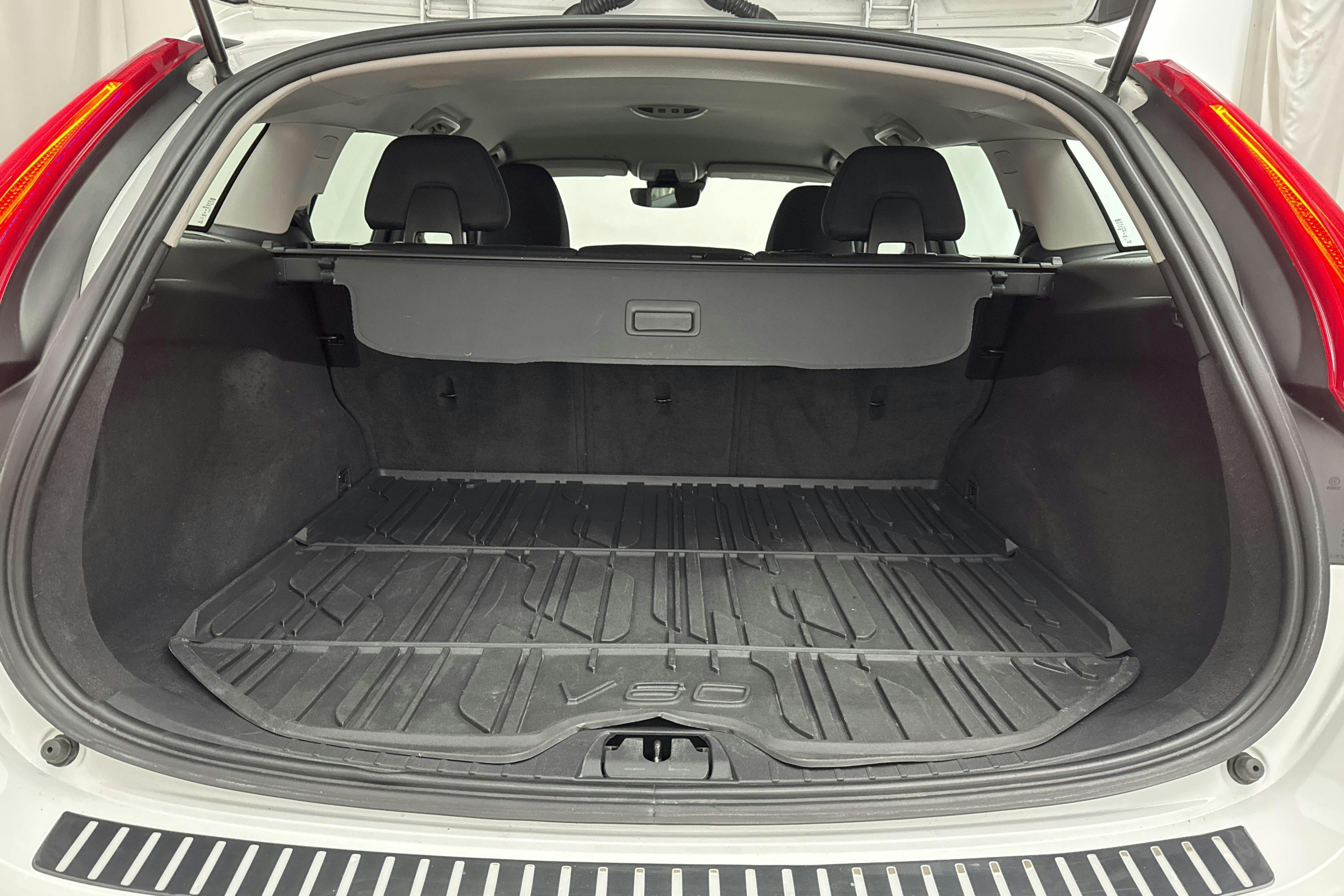 Volvo V60 T3 (152hk) - 96 390 km - Manual - white - 2018