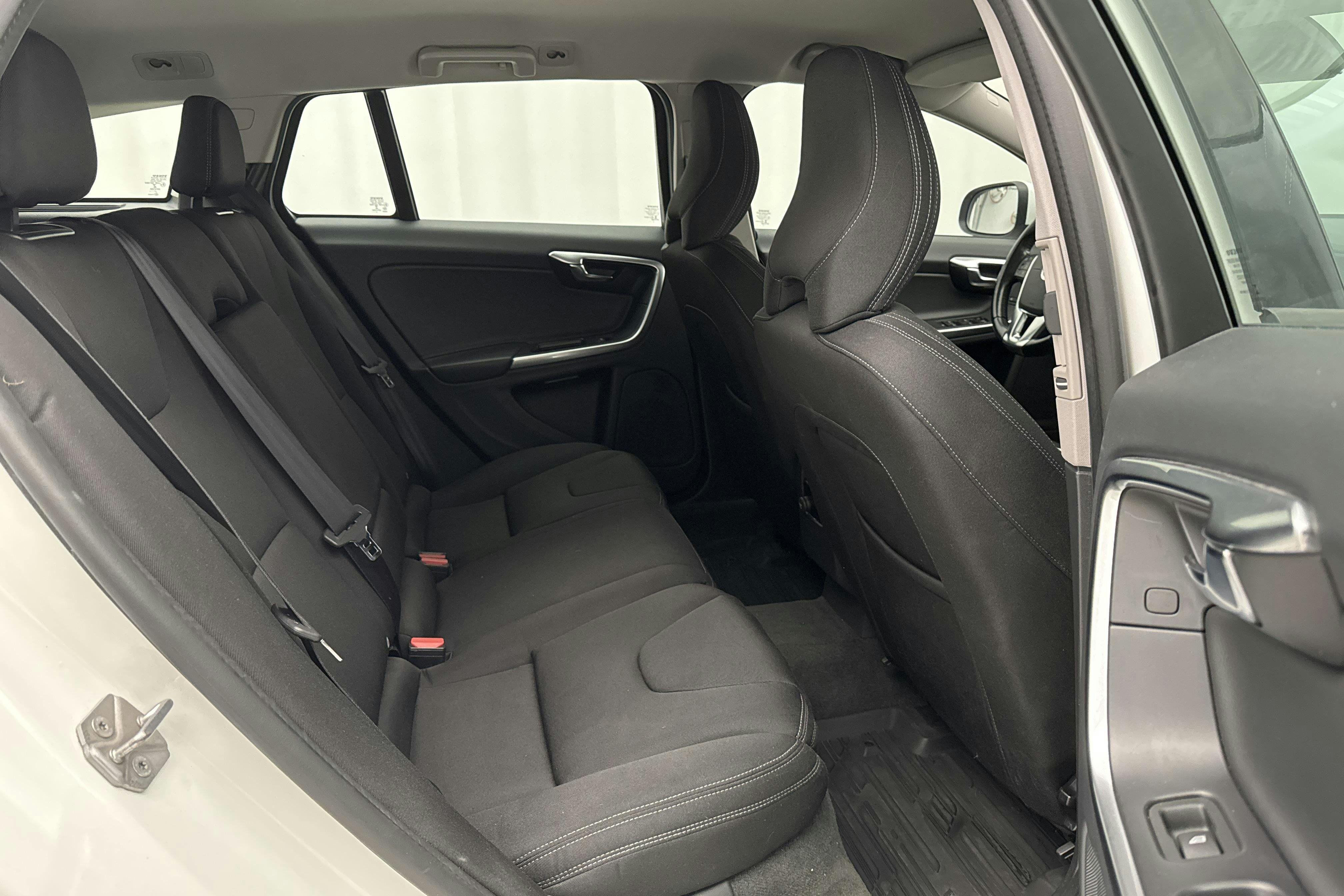 Volvo V60 T3 (152hk) - 96 390 km - Manual - white - 2018