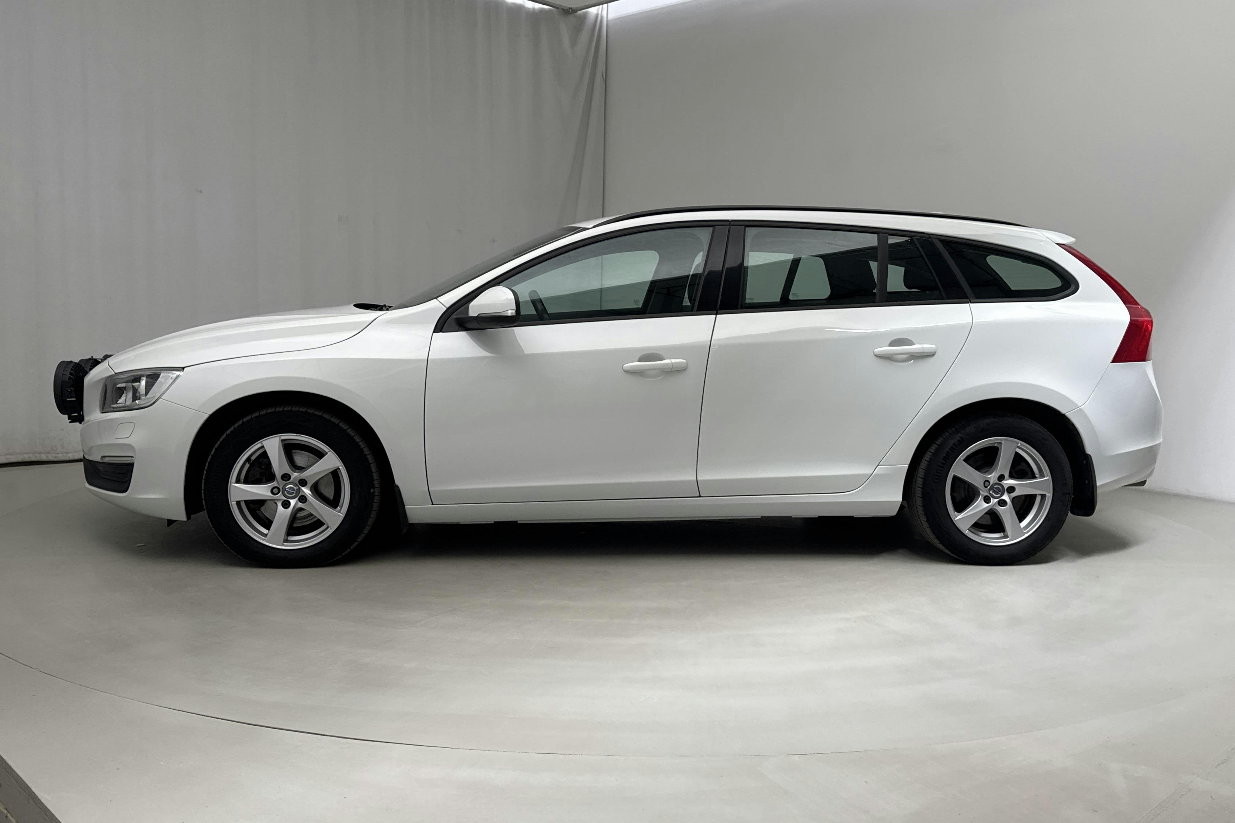 Volvo V60 T3 (152hk) - 96 390 km - Manual - white - 2018