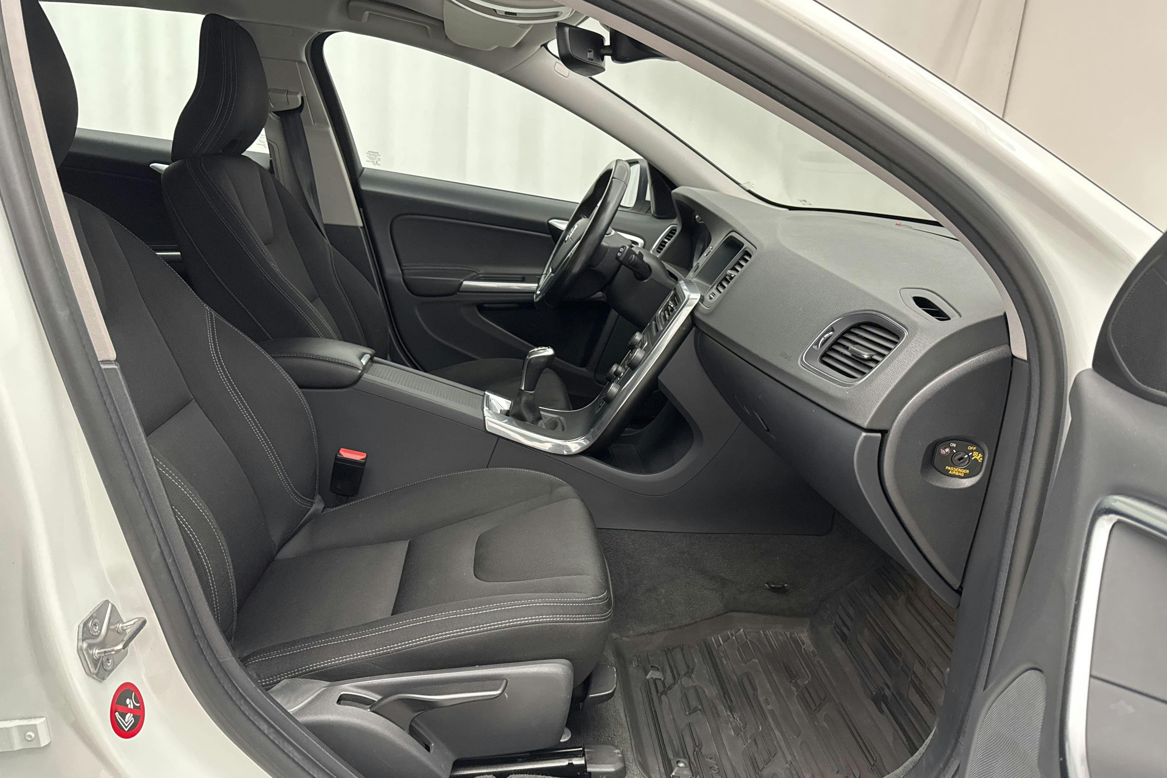 Volvo V60 T3 (152hk) - 96 390 km - Manual - white - 2018