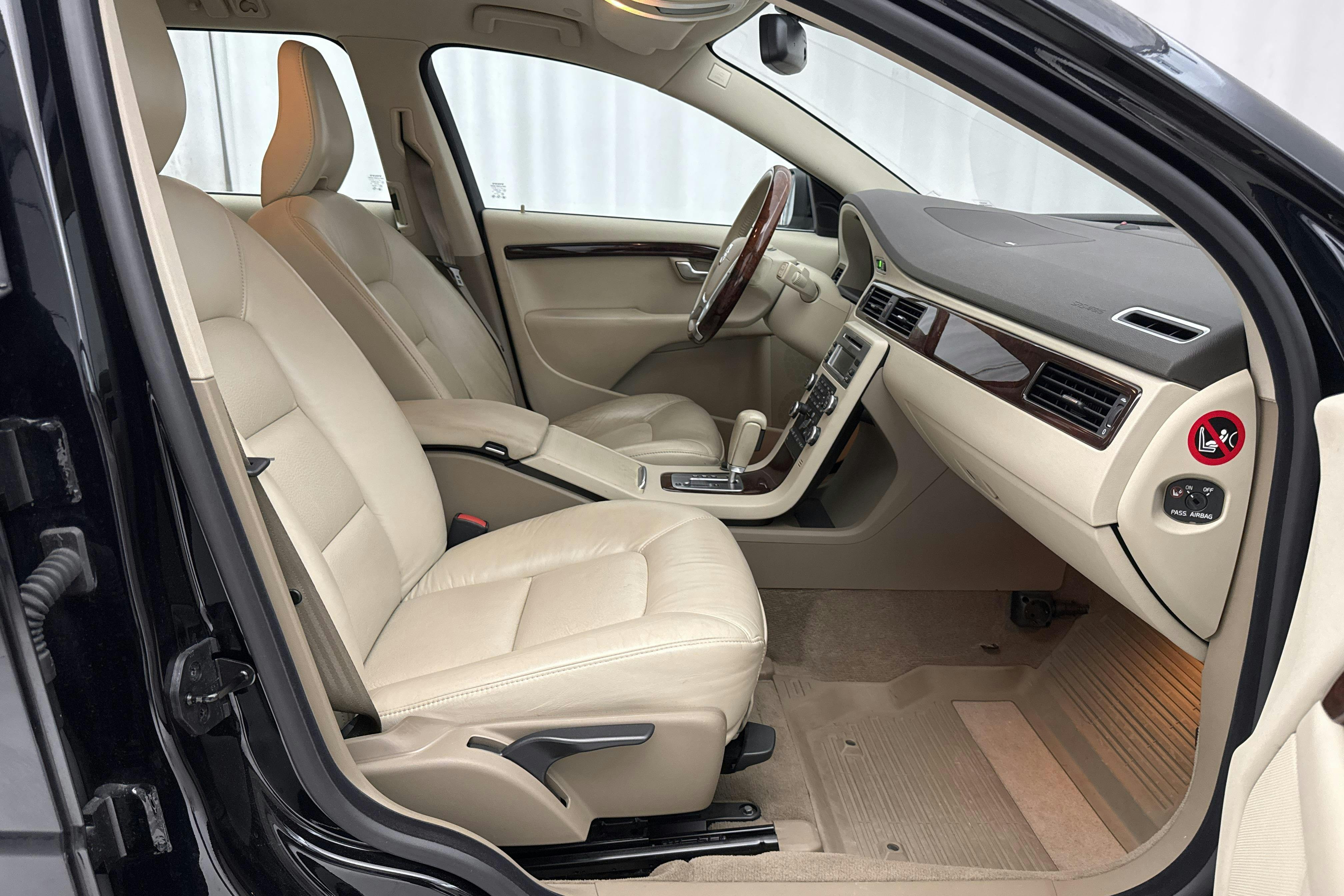 Volvo V70 II 2.0F (145hk) - 92 810 km - Automatyczna - czarny - 2010