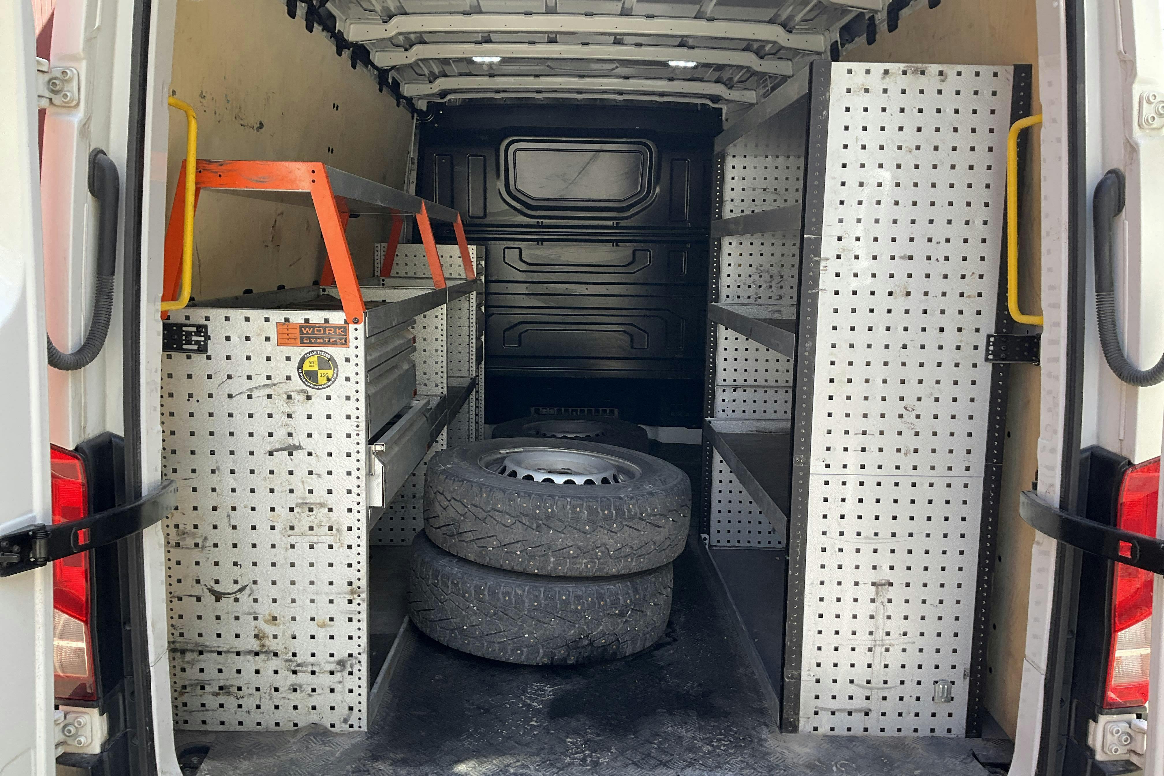 VW Crafter 35 2.0 TDI Skåp (140hk) - 175 320 km - Käsitsi - valge - 2021