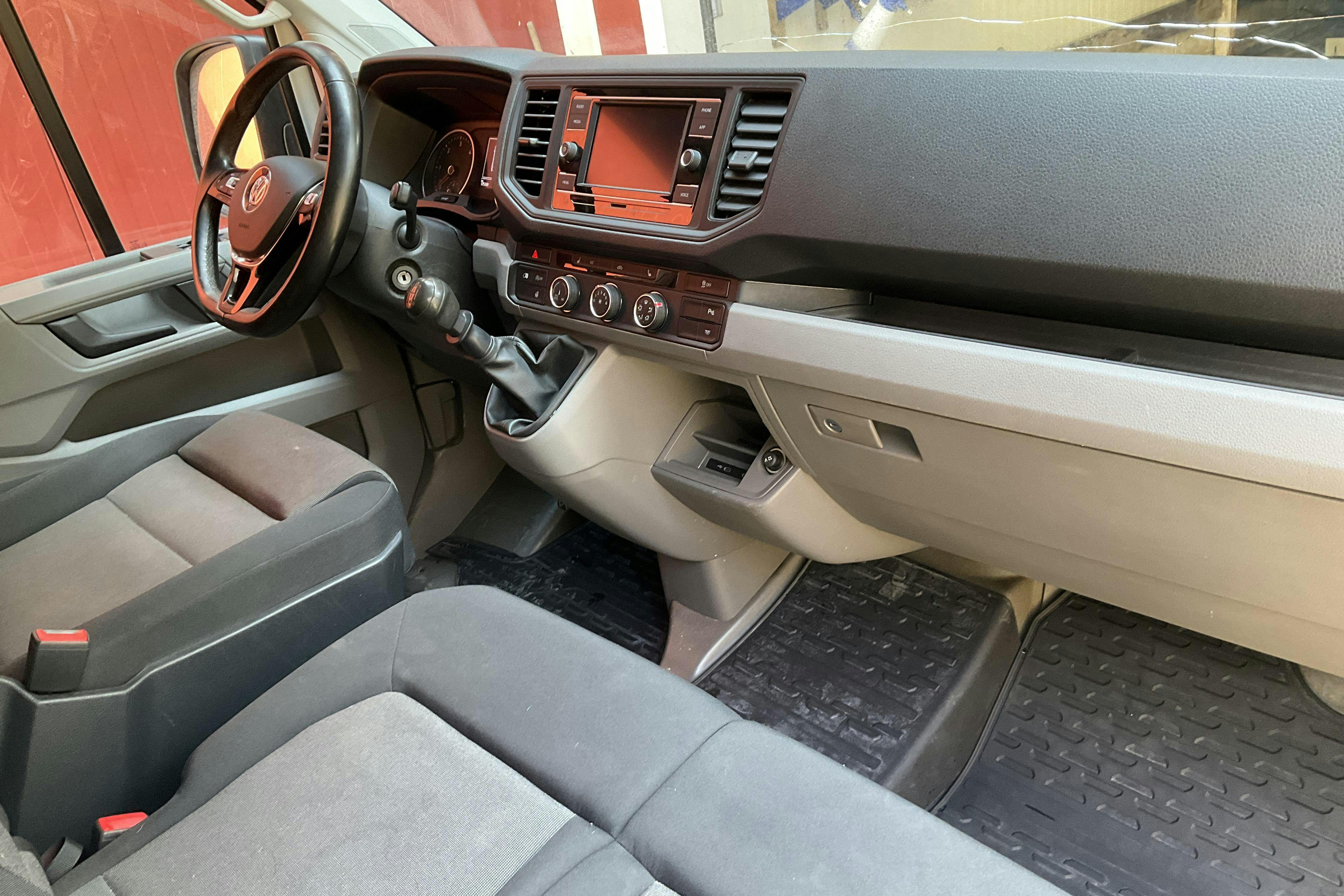 VW Crafter 35 2.0 TDI Skåp (140hk) - 175 320 km - Käsitsi - valge - 2021
