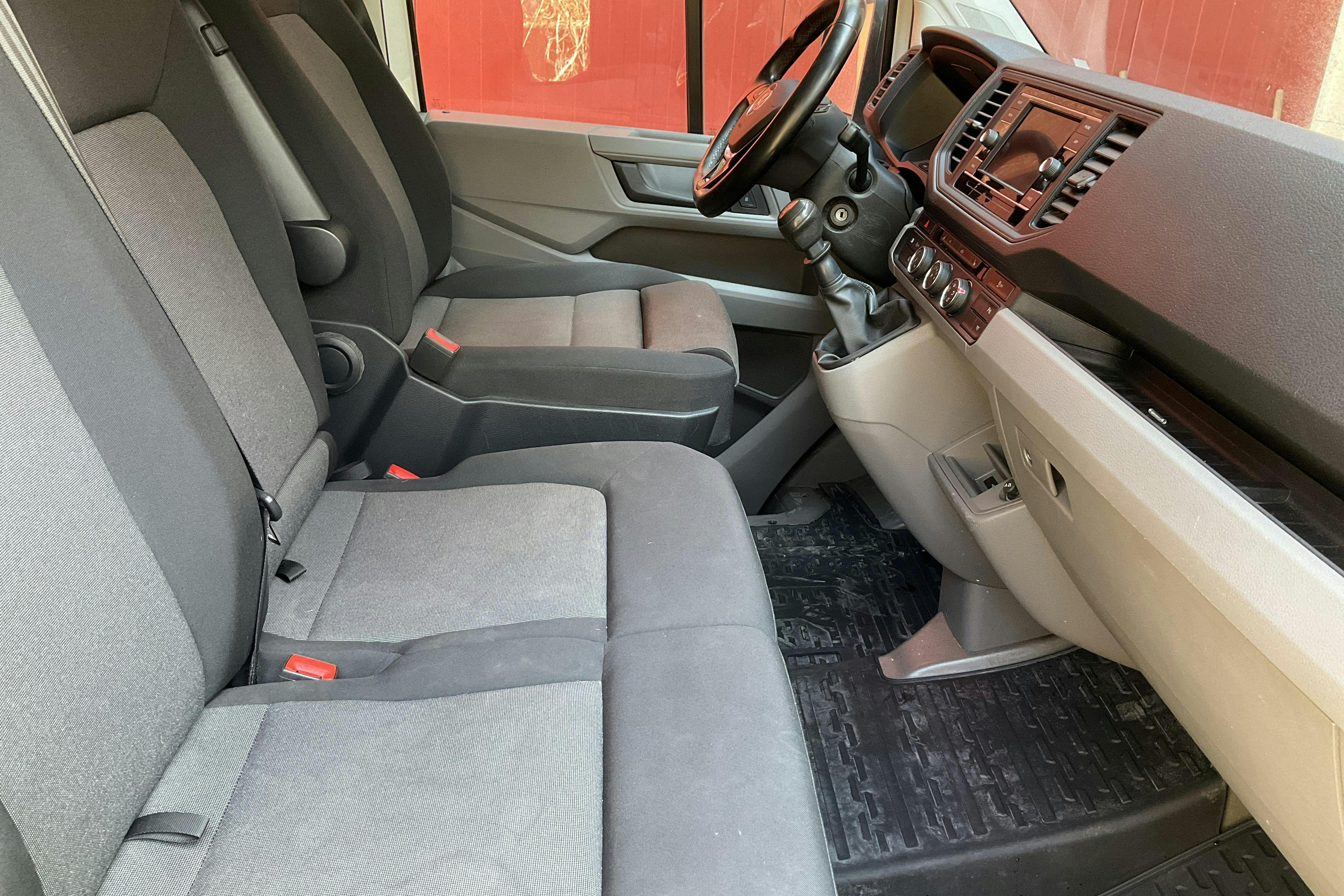 VW Crafter 35 2.0 TDI Skåp (140hk) - 175 320 km - Käsitsi - valge - 2021