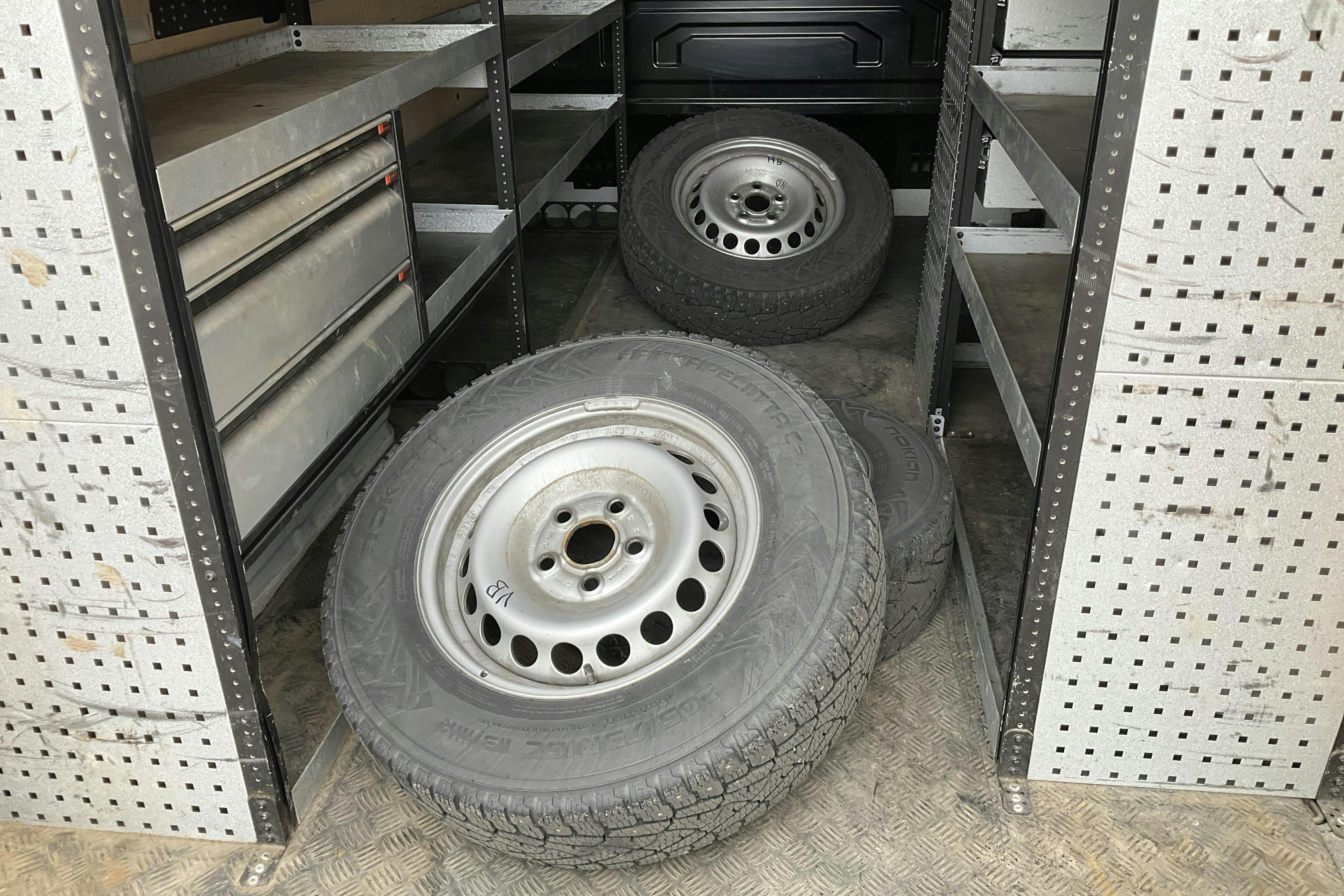 VW Crafter 35 2.0 TDI Skåp (140hk) - 160 200 km - Manualna - biały - 2021