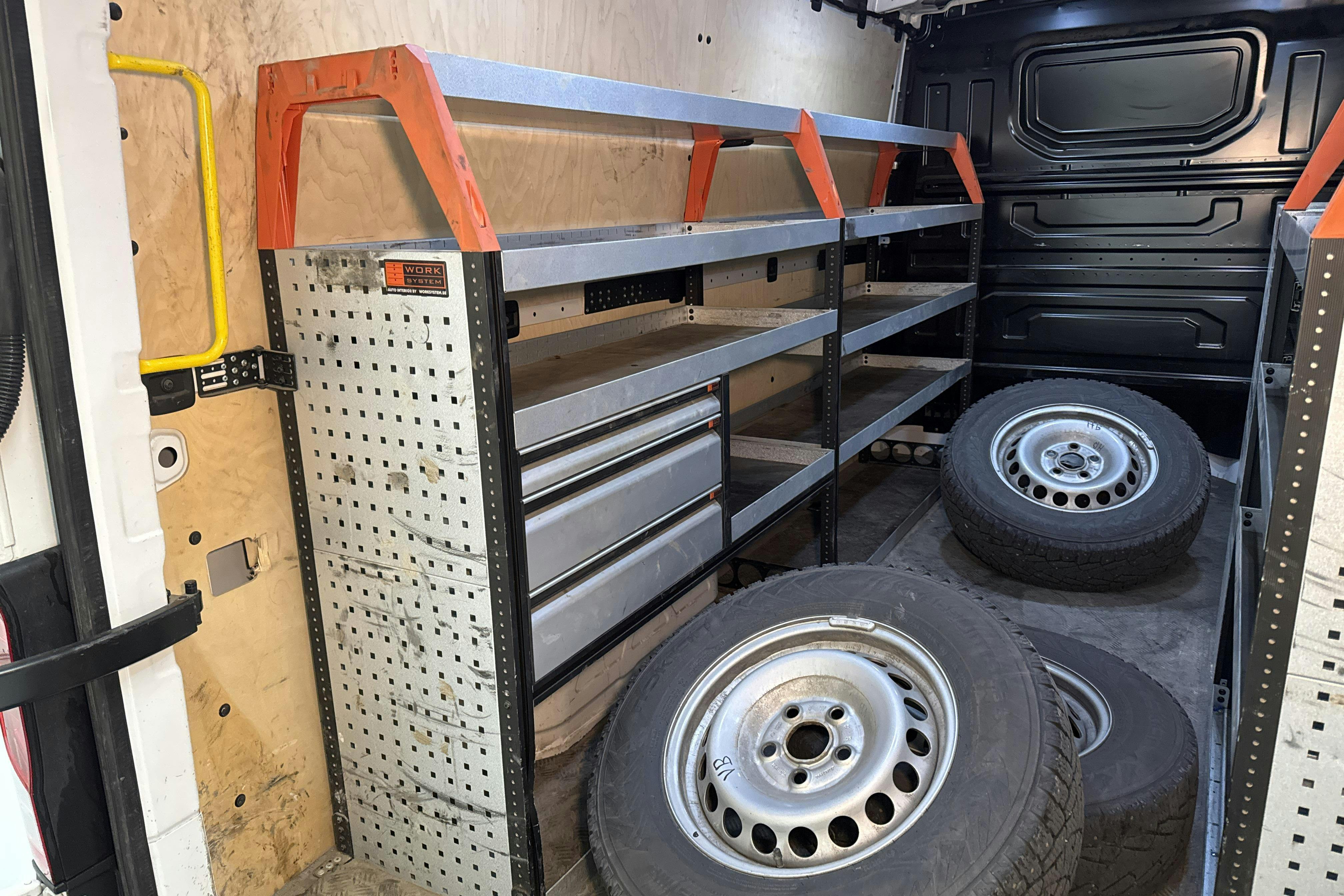 VW Crafter 35 2.0 TDI Skåp (140hk) - 160 200 km - Manualna - biały - 2021