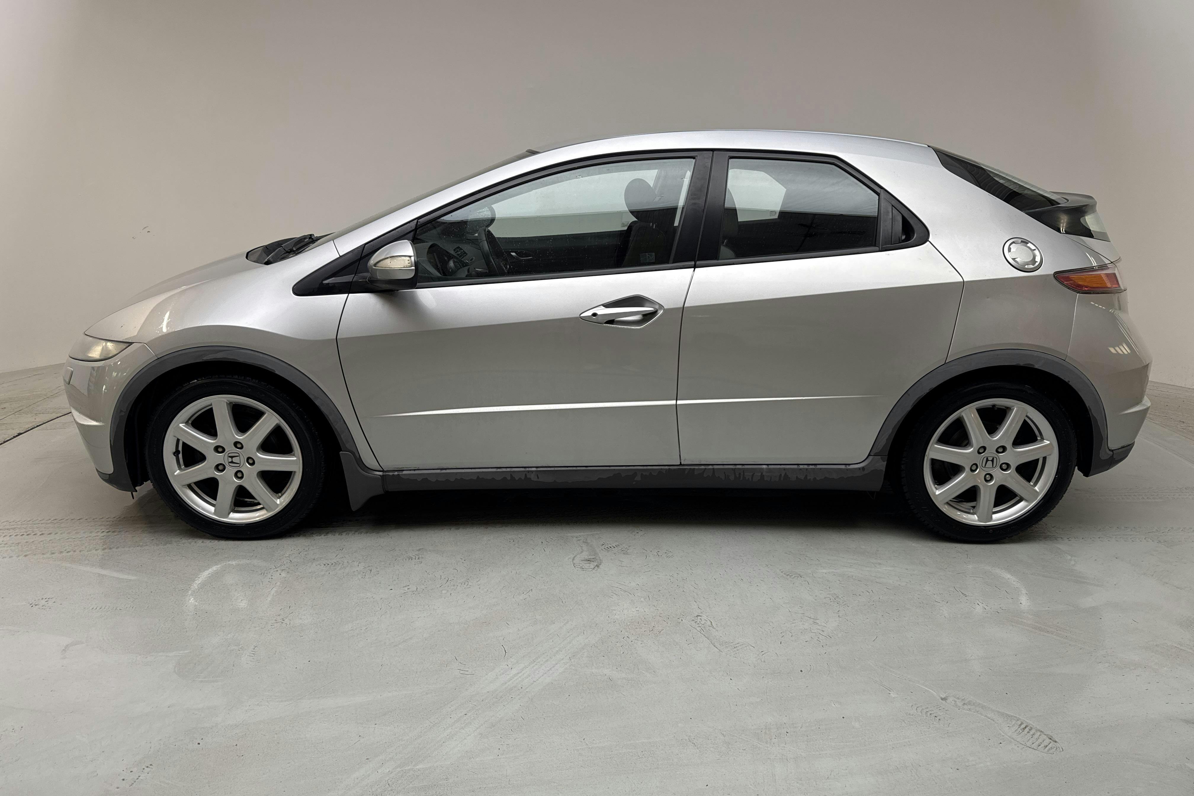 Honda Civic 1.8 5dr (140hk) - 5 841 mil - Manuell - silver - 2008