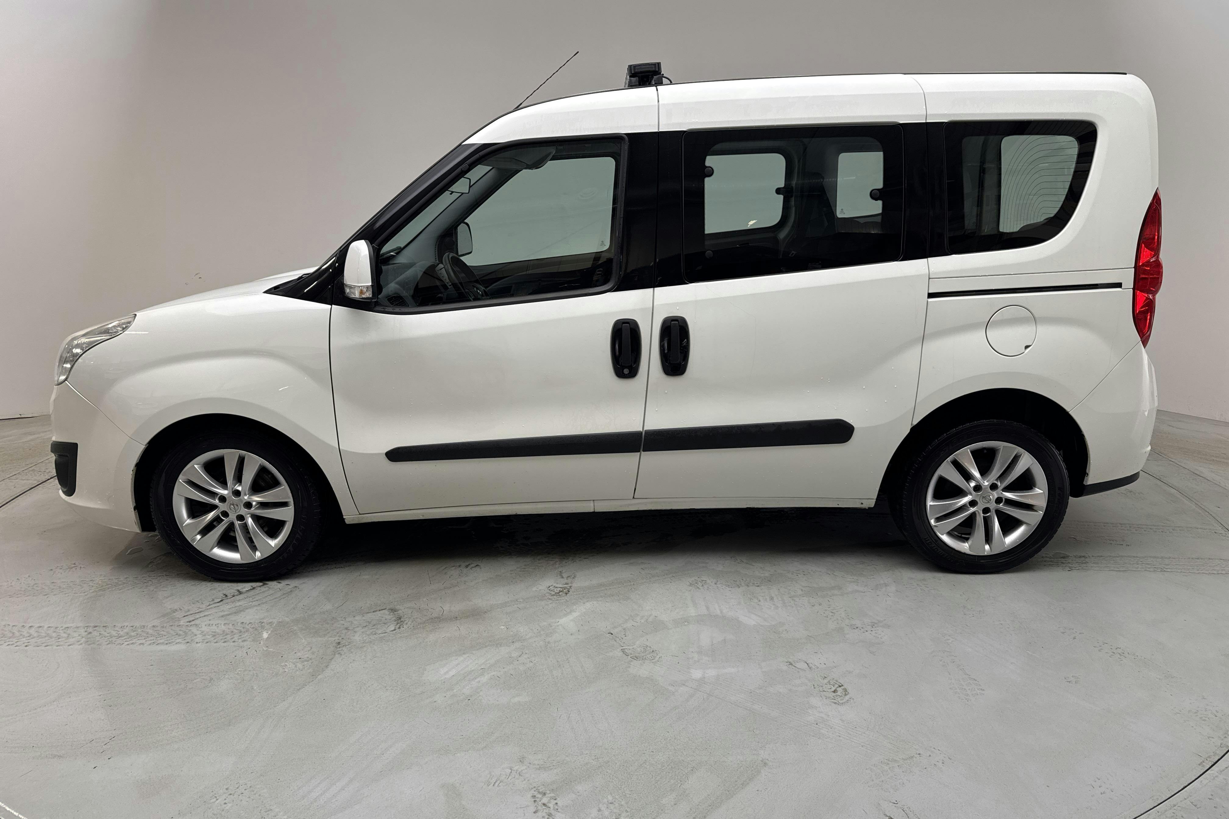 Opel Combo Tour 1.4 CNG (120hk) - 79 870 km - Käsitsi - valge - 2014
